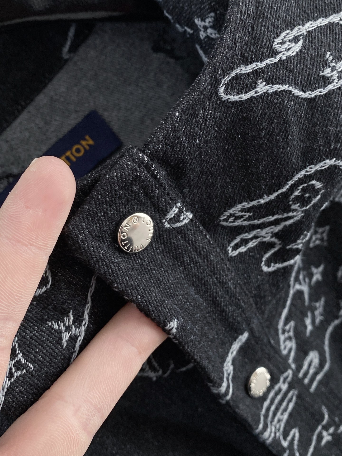 LV 2026ss春季新款夹克牛仔外套全高端版本！高定专柜面料辅料，透气舒适度高，细节无可挑剔，做工考究