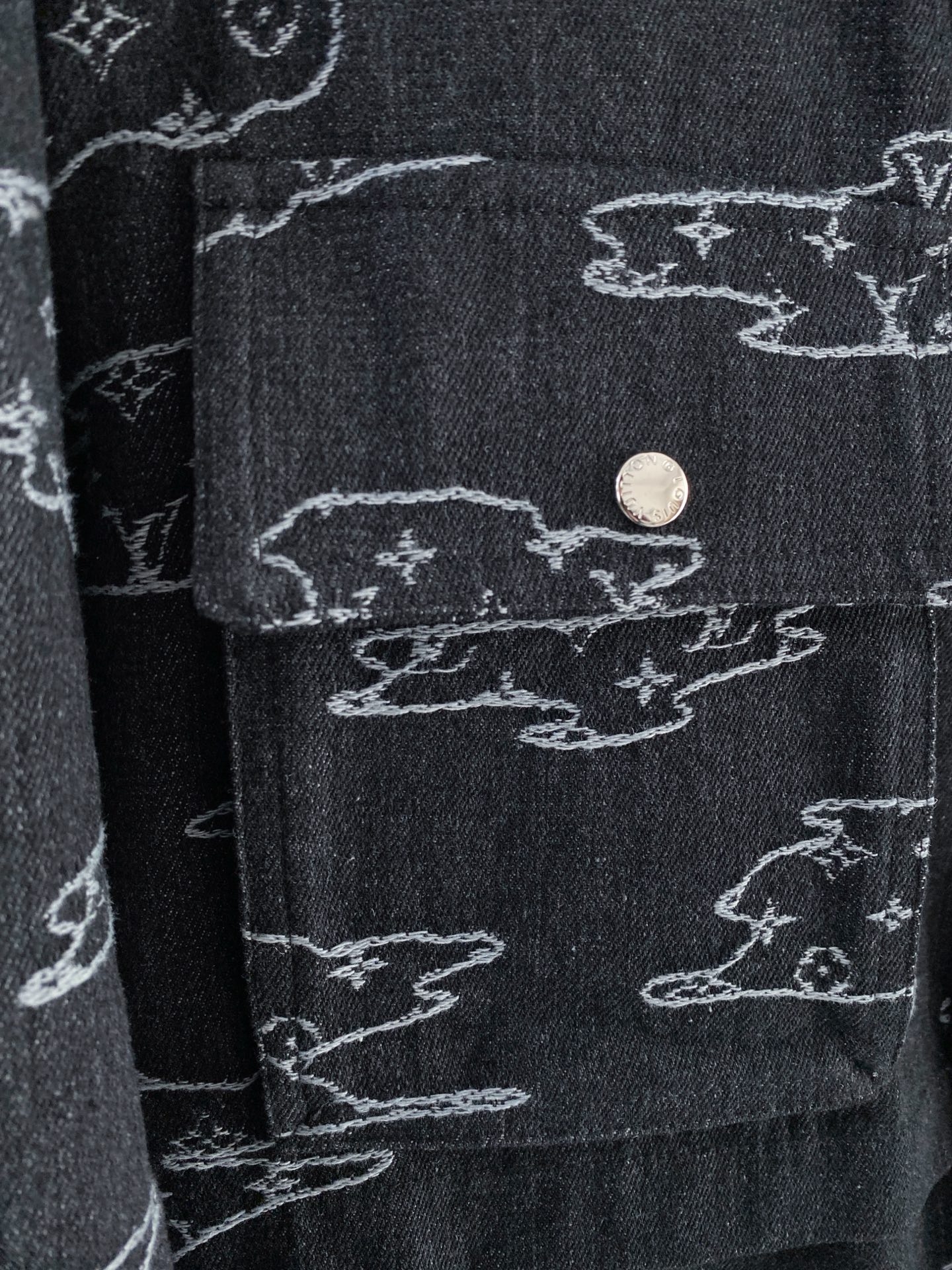 LV 2026ss春季新款夹克牛仔外套全高端版本！高定专柜面料辅料，透气舒适度高，细节无可挑剔，做工考究