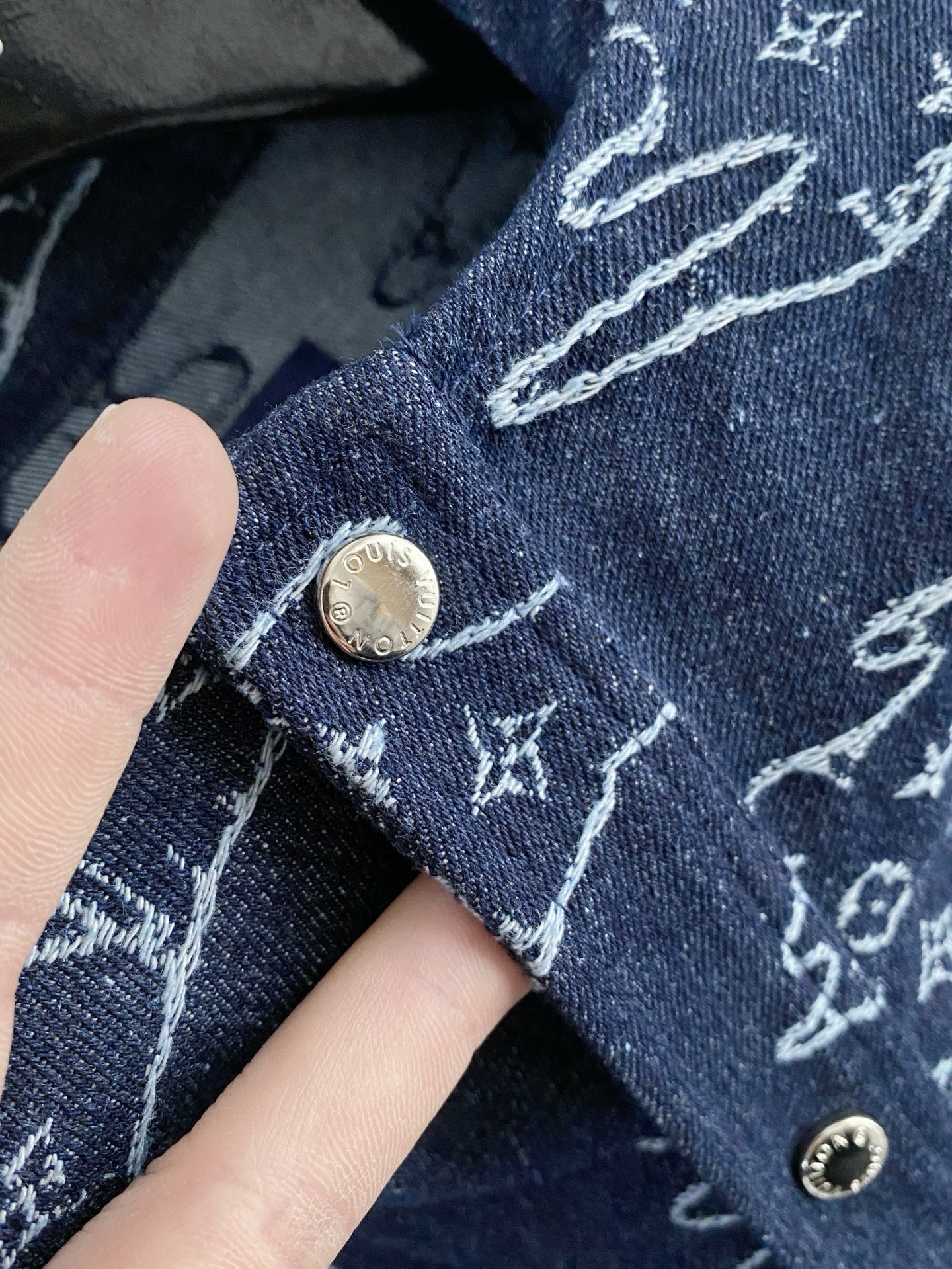 LV 2026ss春季新款夹克牛仔外套全高端版本！高定专柜面料辅料，透气舒适度高，细节无可挑剔，做工考究