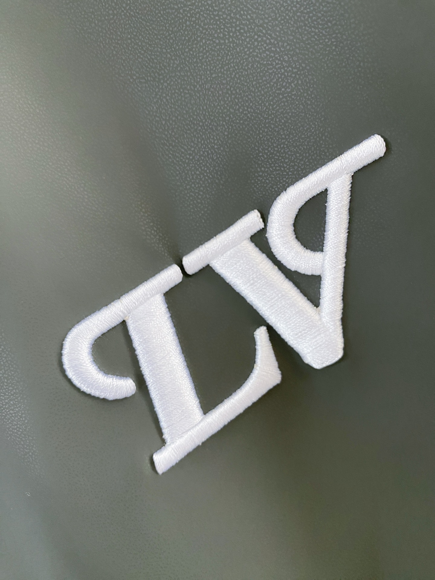 LV 2026ss春季新款立领夹克外套全高端版本！高定专柜面料辅料，透气舒适度高，细节无可挑剔，做工考究