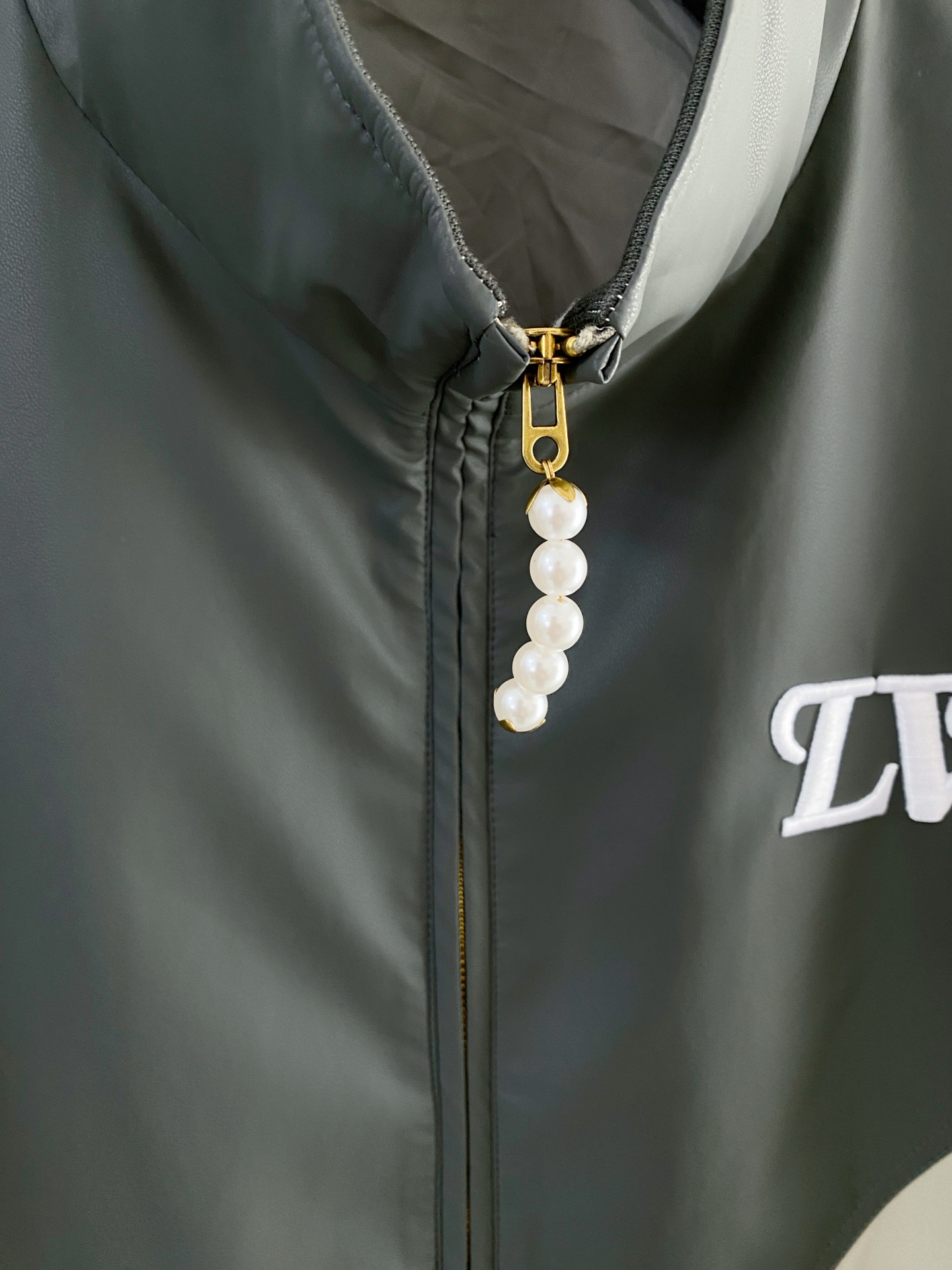 LV 2026ss春季新款立领夹克外套全高端版本！高定专柜面料辅料，透气舒适度高，细节无可挑剔，做工考究