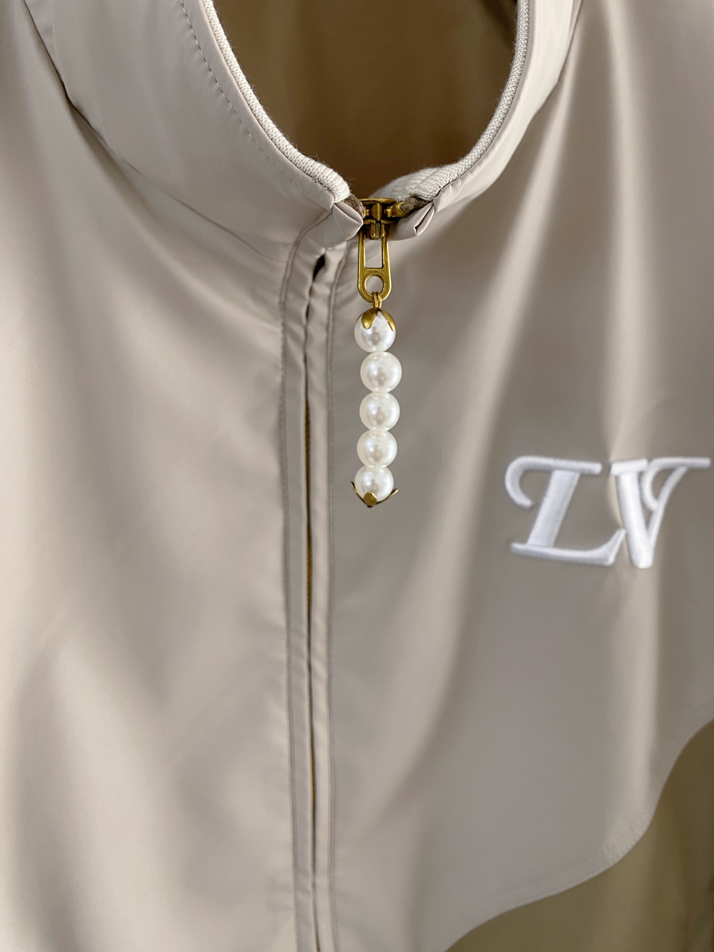 LV 2026ss春季新款立领夹克外套全高端版本！高定专柜面料辅料，透气舒适度高，细节无可挑剔，做工考究