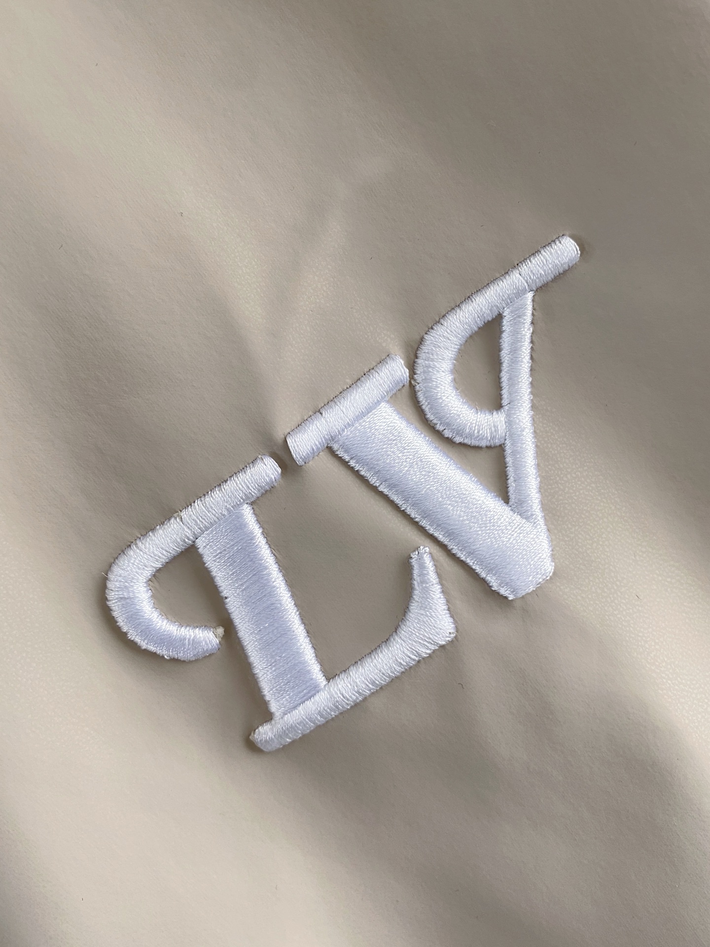 LV 2026ss春季新款立领夹克外套全高端版本！高定专柜面料辅料，透气舒适度高，细节无可挑剔，做工考究