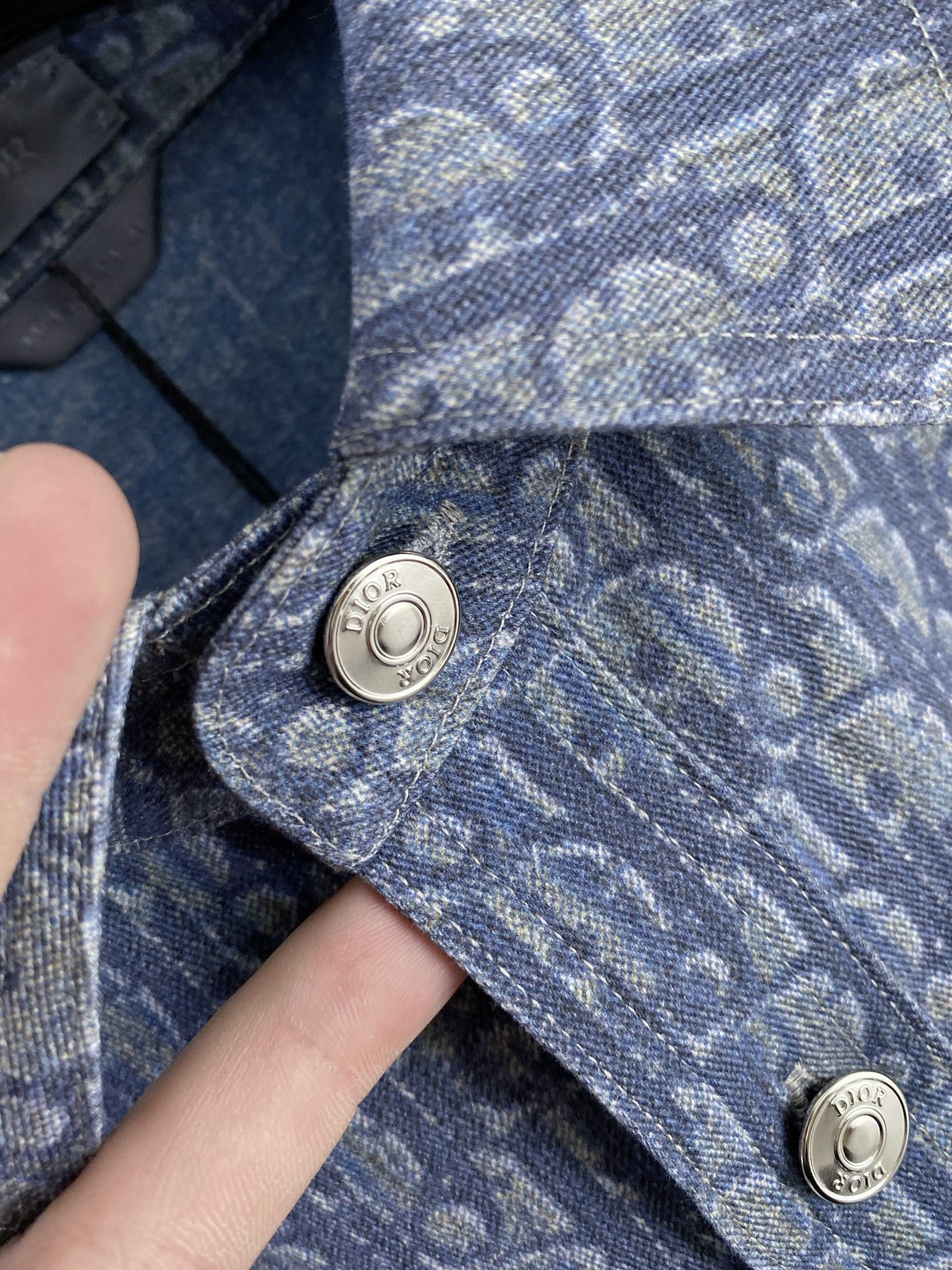 Dior 迪奥 CD 2026ss春季新款衬衫 全身logo老花满印牛仔衬衫 定制水洗面料 超高工艺的拔