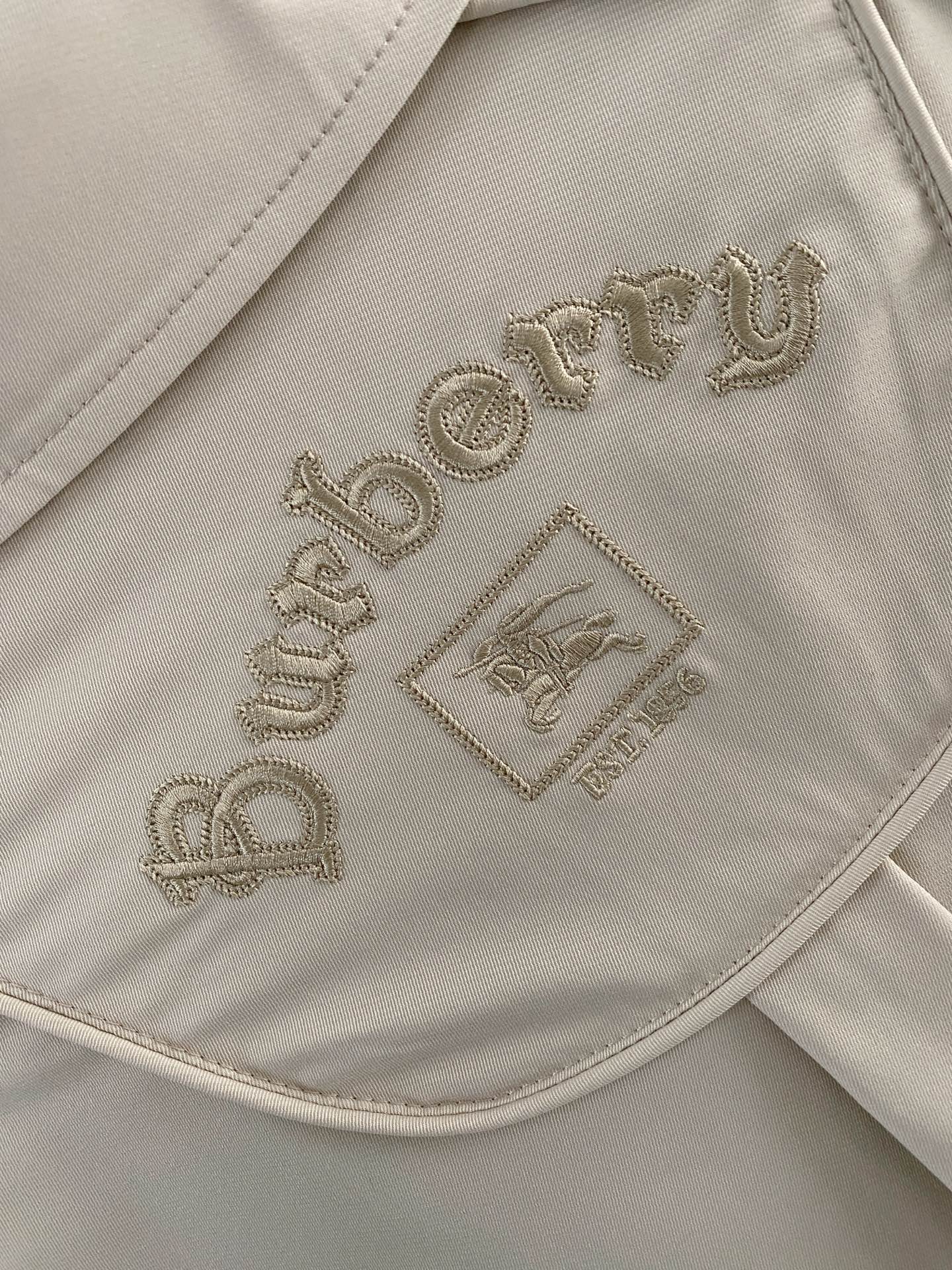 Burberry 巴宝莉2026ss春季新款夹克外套全高端版本！高定专柜面料辅料，透气舒适度高，细节无可