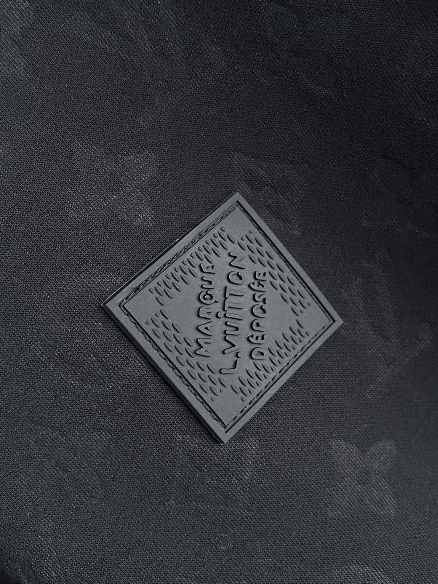 LV 2026ss春季新款立领夹克外套全高端版本！高定专柜面料辅料，透气舒适度高，细节无可挑剔，做工考究