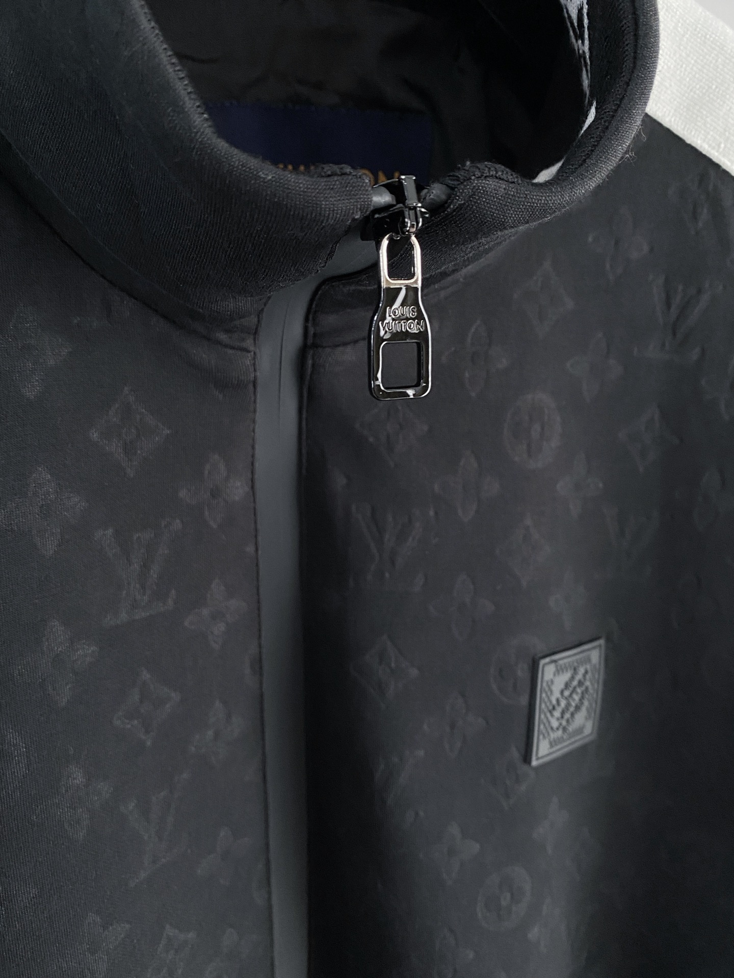 LV 2026ss春季新款立领夹克外套全高端版本！高定专柜面料辅料，透气舒适度高，细节无可挑剔，做工考究