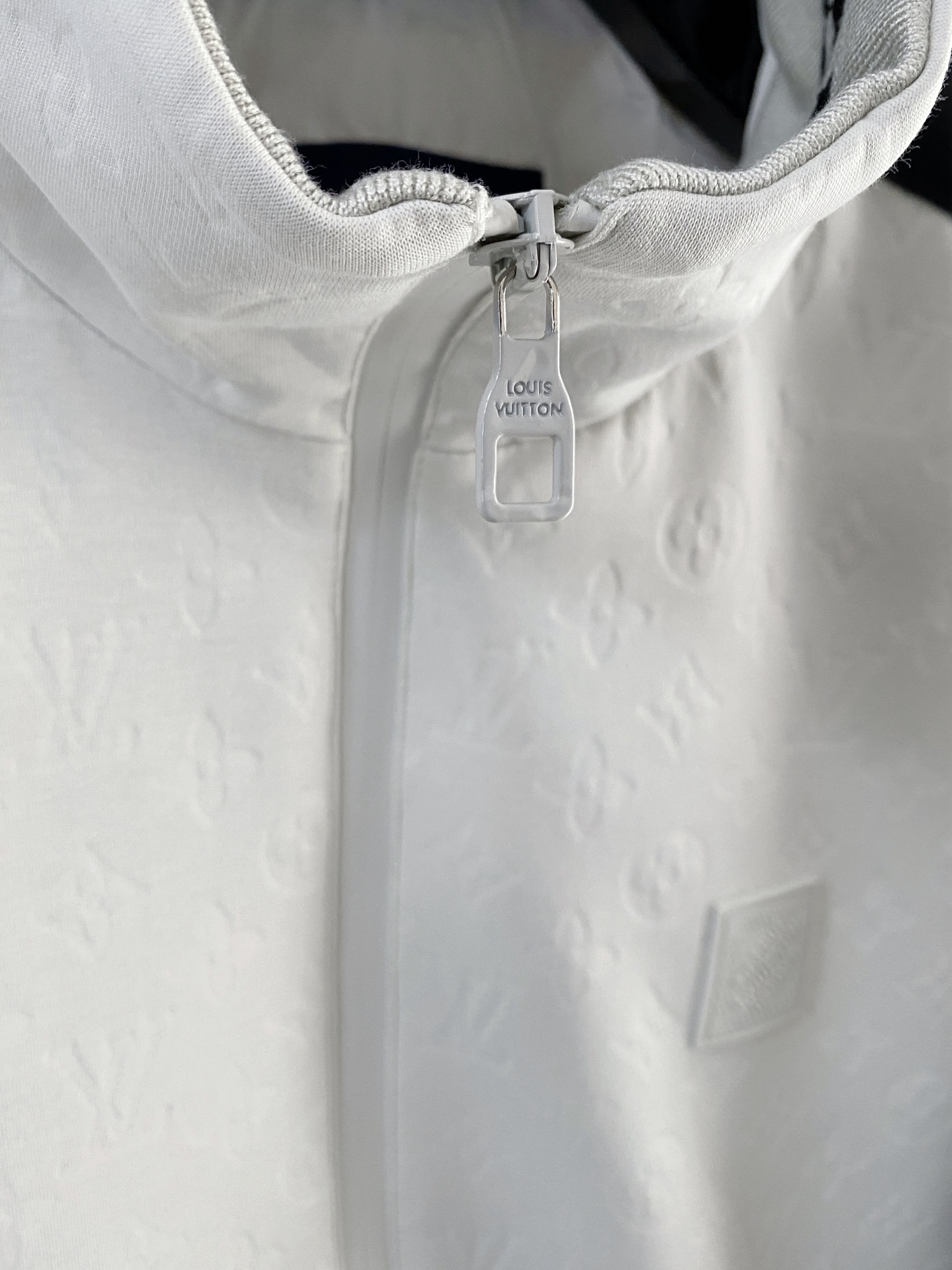 LV 2026ss春季新款立领夹克外套全高端版本！高定专柜面料辅料，透气舒适度高，细节无可挑剔，做工考究