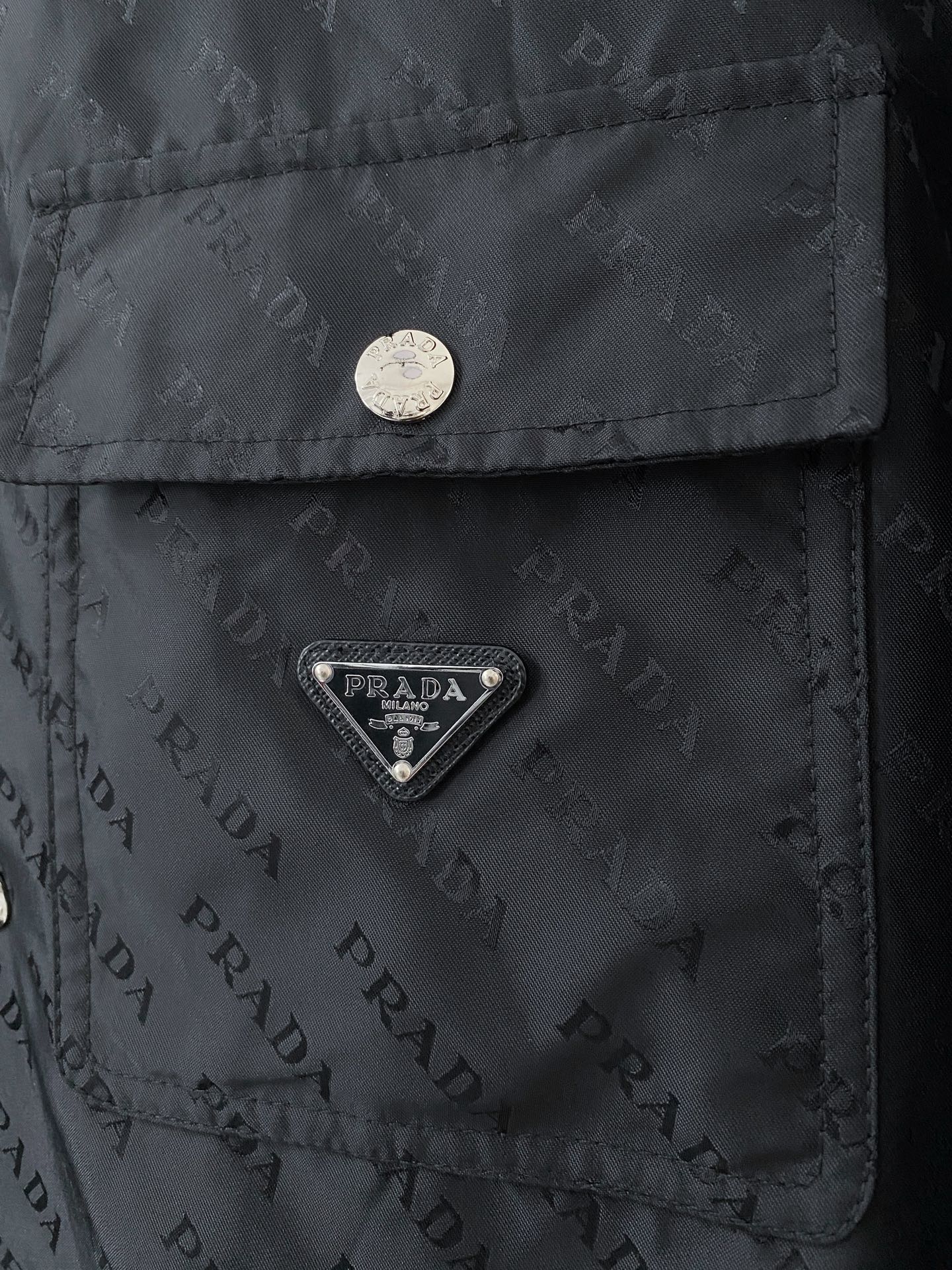 Prada 普拉达 2026ss春季新款夹克外套全高端版本！高定专柜面料辅料，透气舒适度高，细节无可挑剔