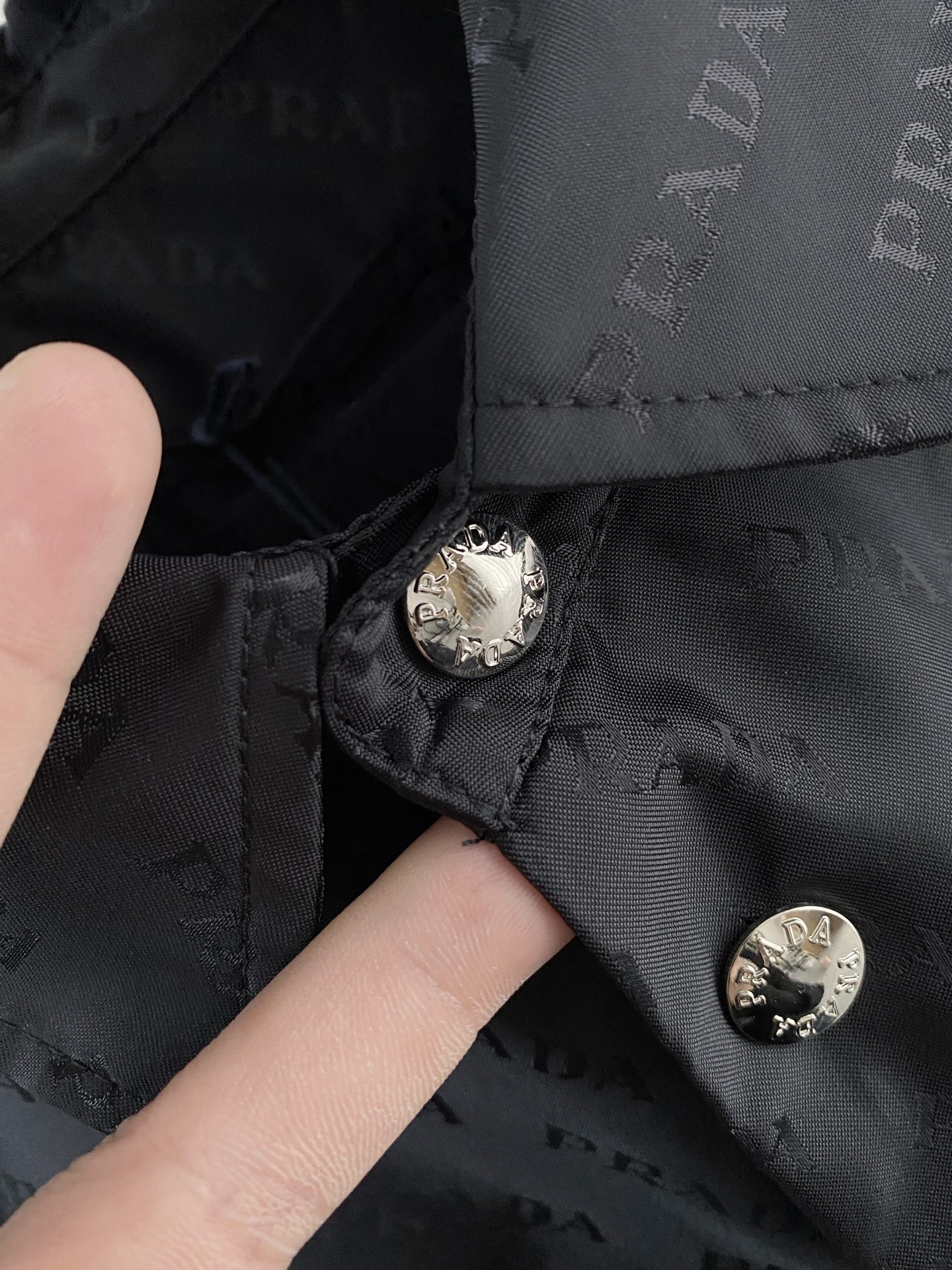 Prada 普拉达 2026ss春季新款夹克外套全高端版本！高定专柜面料辅料，透气舒适度高，细节无可挑剔