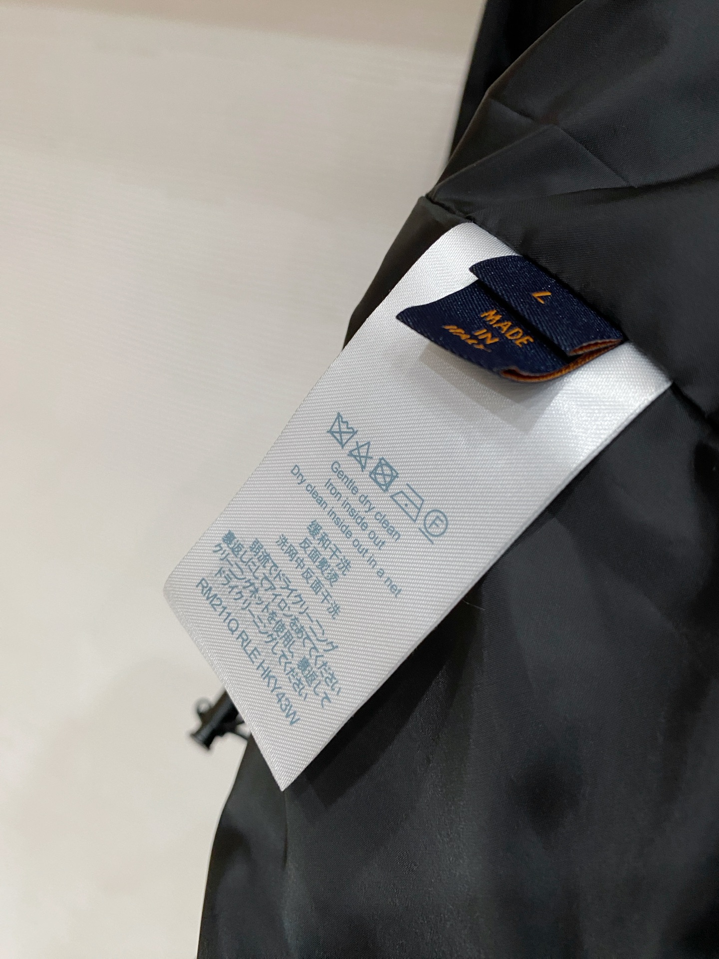 LV 2026ss春季新款夹克外套全高端版本！高定专柜面料辅料，透气舒适度高，细节无可挑剔，做工考究工艺