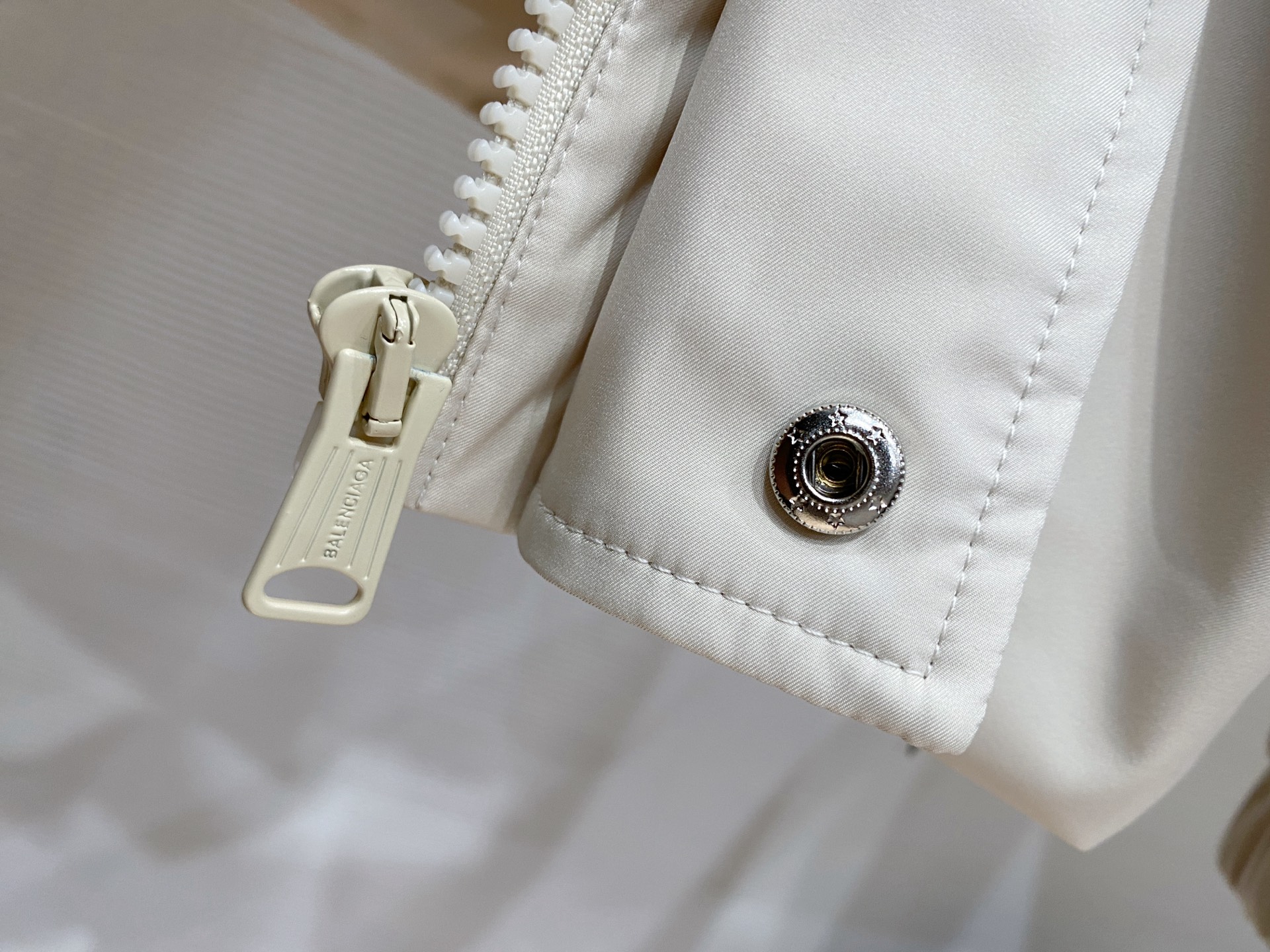 Balenciaga 巴黎世家 2026ss春季新款连帽夹克外套全高端版本！高定专柜面料辅料，透气舒适度