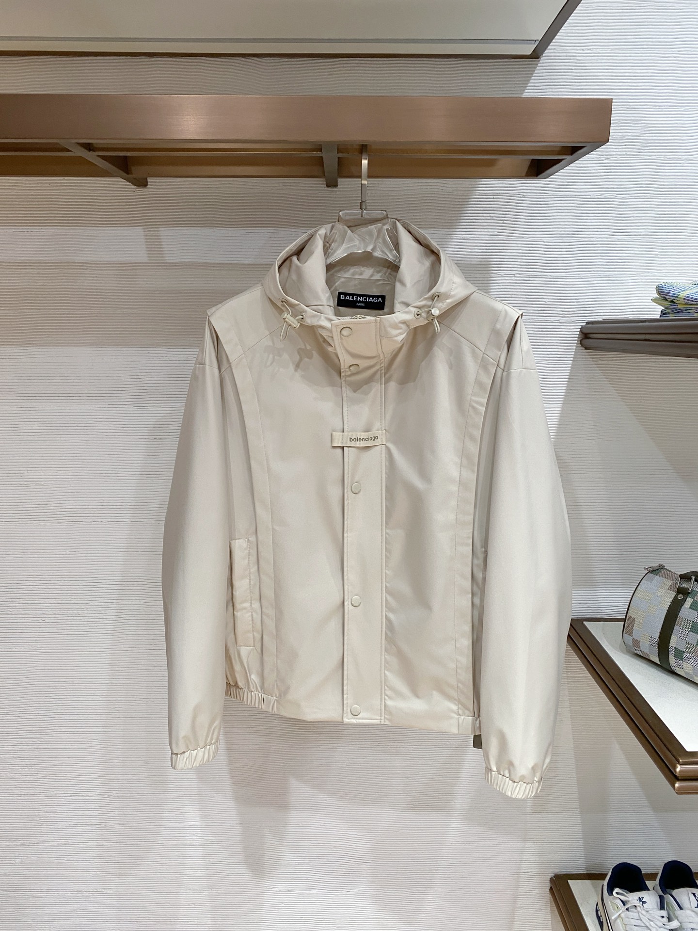 NO:758119,Balenciaga Balenciaga 2026ss spring new hooded jacket, full high-end version!  Haute couture counter fabric accessories, high breathability and comfort, impeccable details, exquisite workmanship and complex craftsmanship, casual tailoring, awesome upper body shape, color black, beige, code size 48-58,,balenciaga,balenciaga,jackets & coats,jackets & coats,hats,19860909Balenciaga 巴黎世家 2026ss春季新款连帽夹克外套 全高端版本！高定专柜面料辅料,透气舒适度高,细节无可挑剔,做工考究工艺复杂,呈现休闲裁剪,上身版型超赞 颜色黑色 米色 码数48-58,,balenciaga,balenciaga,jackets & coats,jackets & coats,hats,,Men's clothing