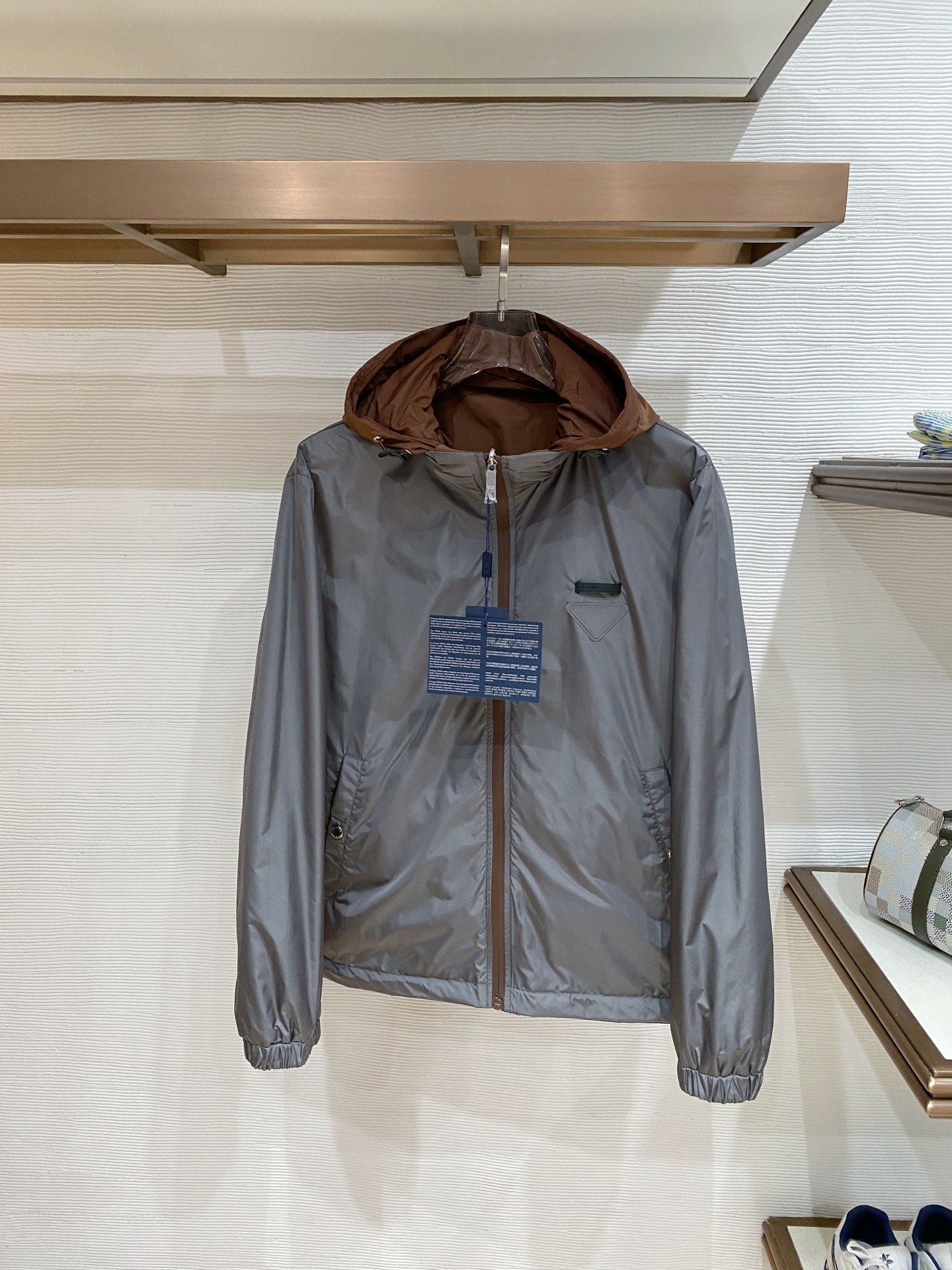 Prada 普拉达 2026ss春季新款连帽夹克外套全高端版本！高定专柜面料辅料，透气舒适度高，细节无可