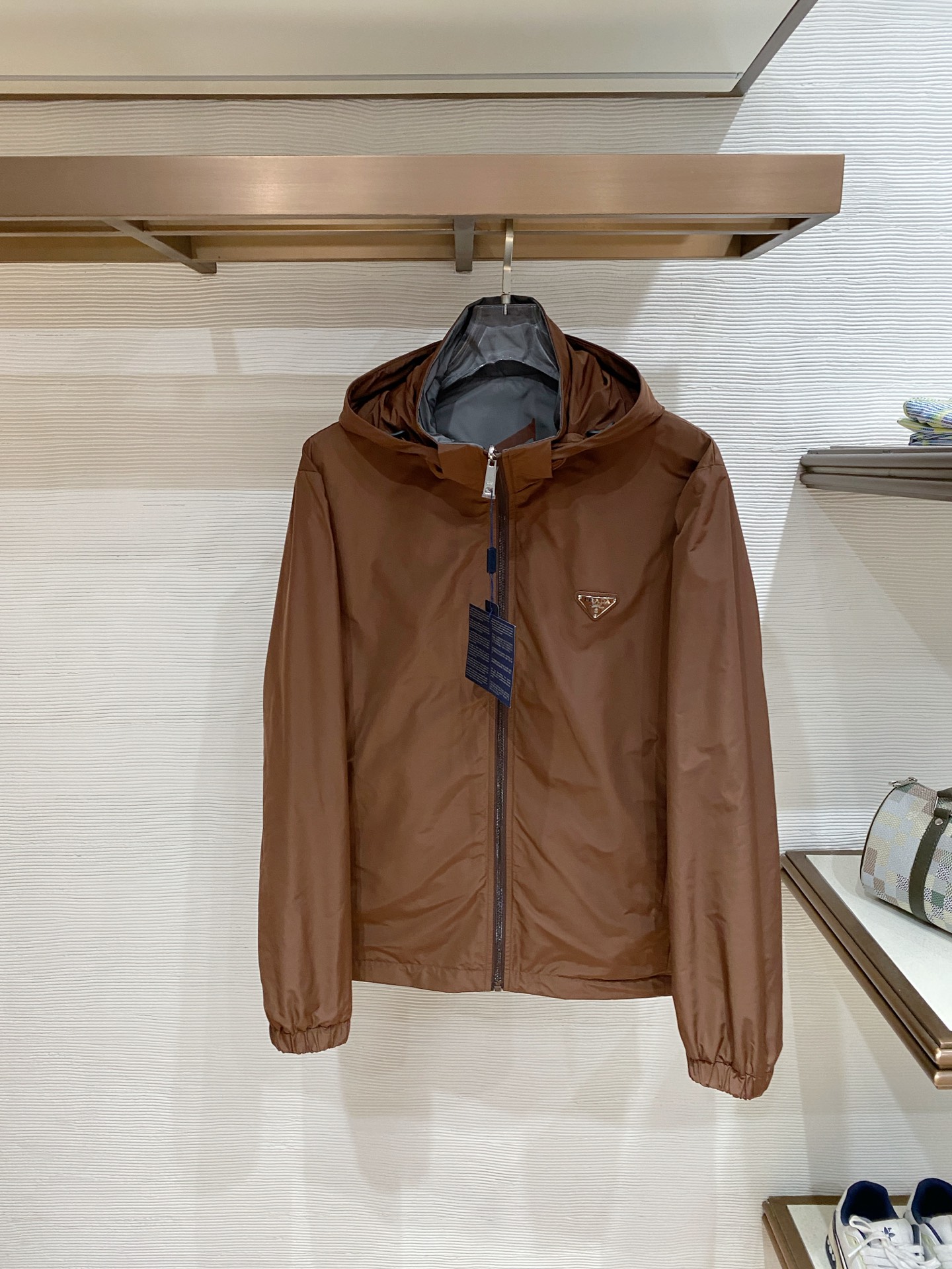 Prada 普拉达 2026ss春季新款连帽夹克外套全高端版本！高定专柜面料辅料，透气舒适度高，细节无可