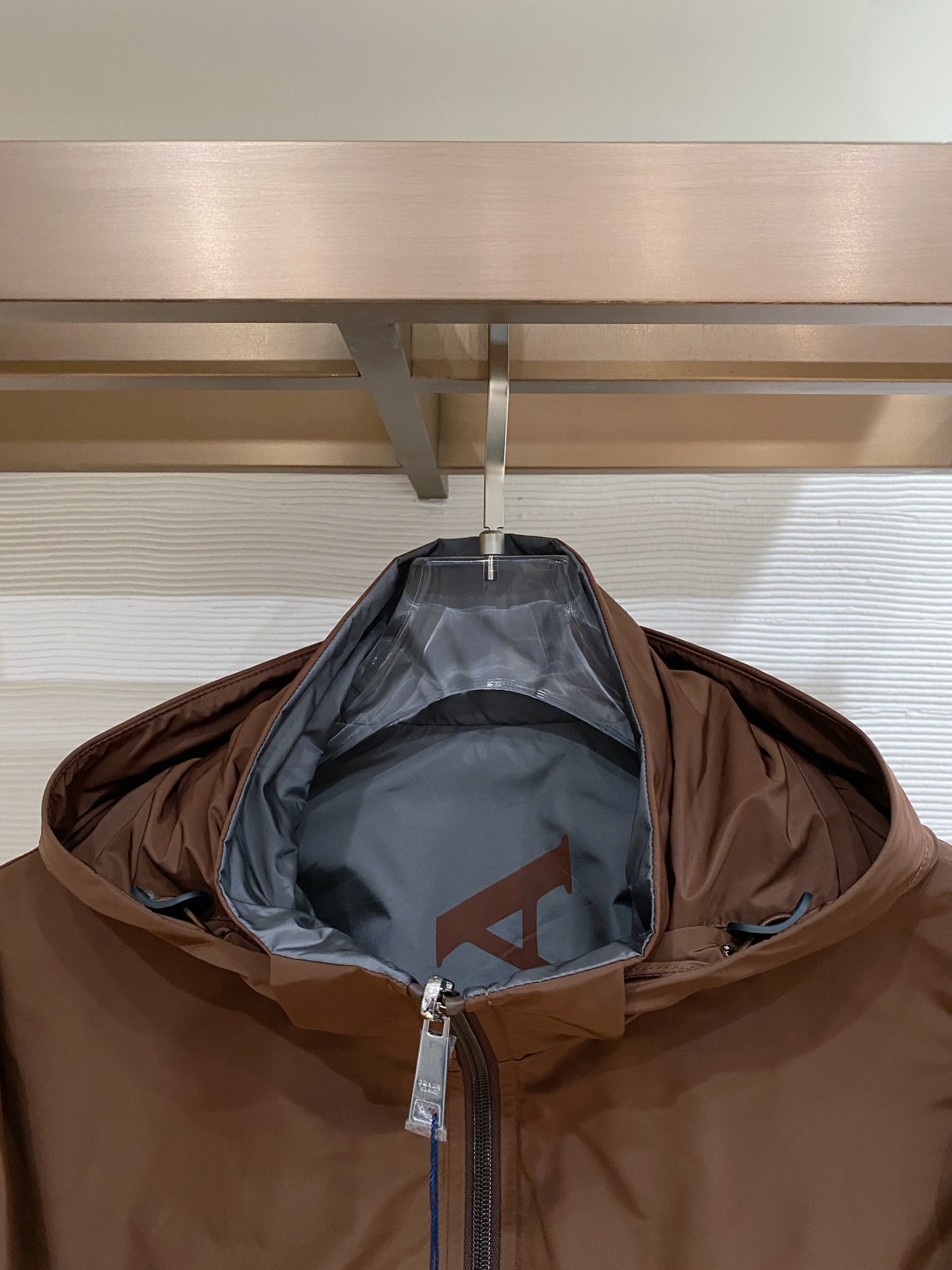 Prada 普拉达 2026ss春季新款连帽夹克外套全高端版本！高定专柜面料辅料，透气舒适度高，细节无可