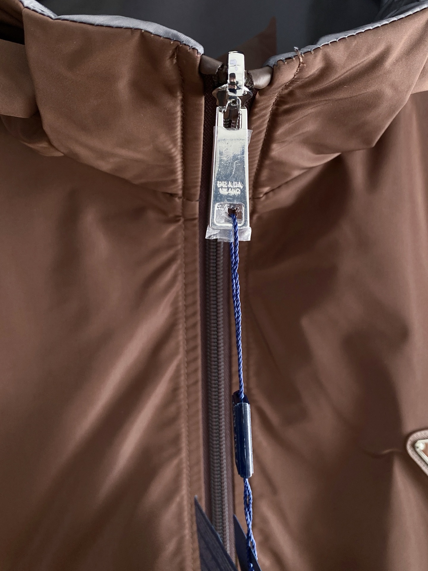 Prada 普拉达 2026ss春季新款连帽夹克外套全高端版本！高定专柜面料辅料，透气舒适度高，细节无可