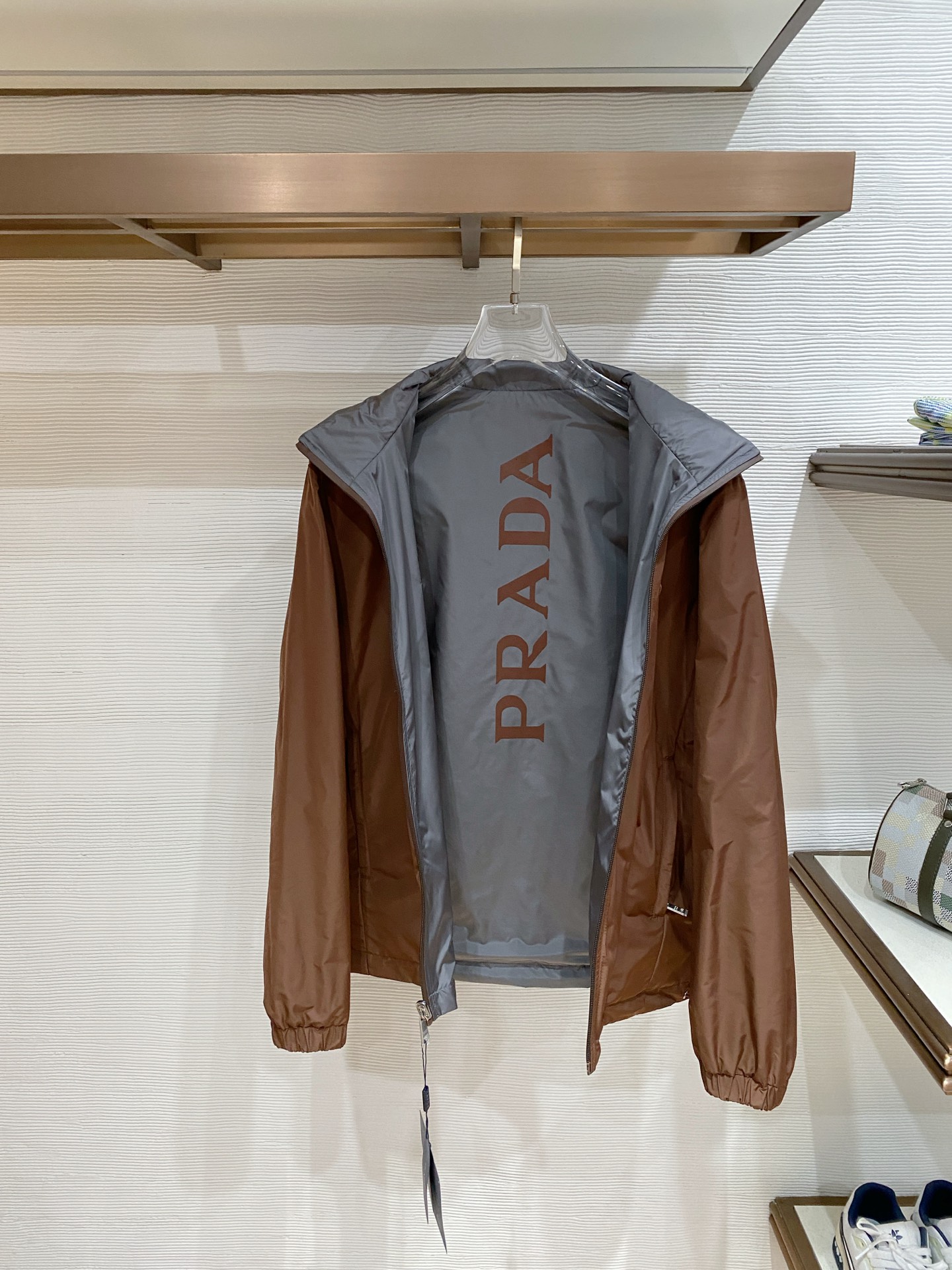 Prada 普拉达 2026ss春季新款连帽夹克外套全高端版本！高定专柜面料辅料，透气舒适度高，细节无可