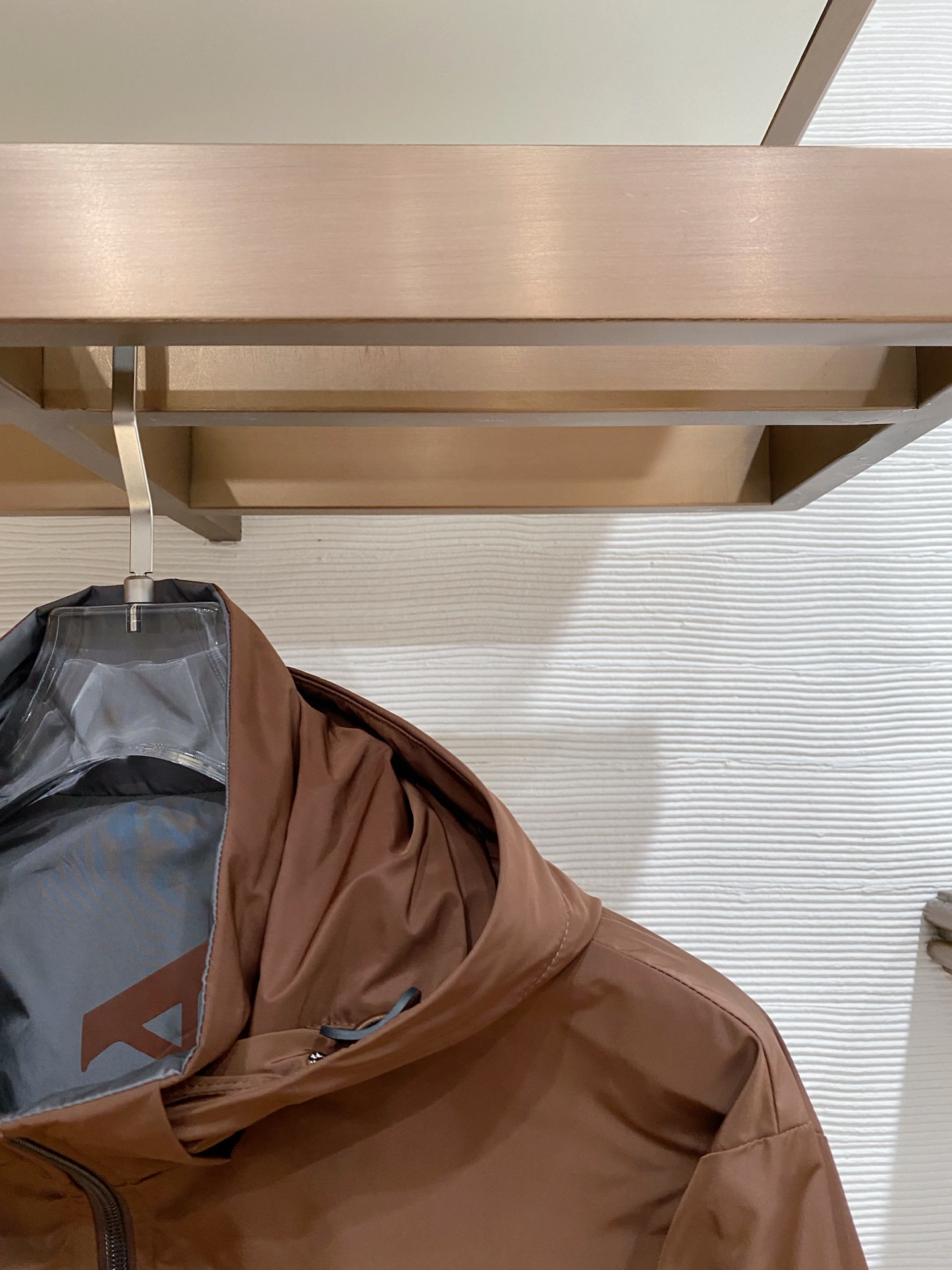 Prada 普拉达 2026ss春季新款连帽夹克外套全高端版本！高定专柜面料辅料，透气舒适度高，细节无可