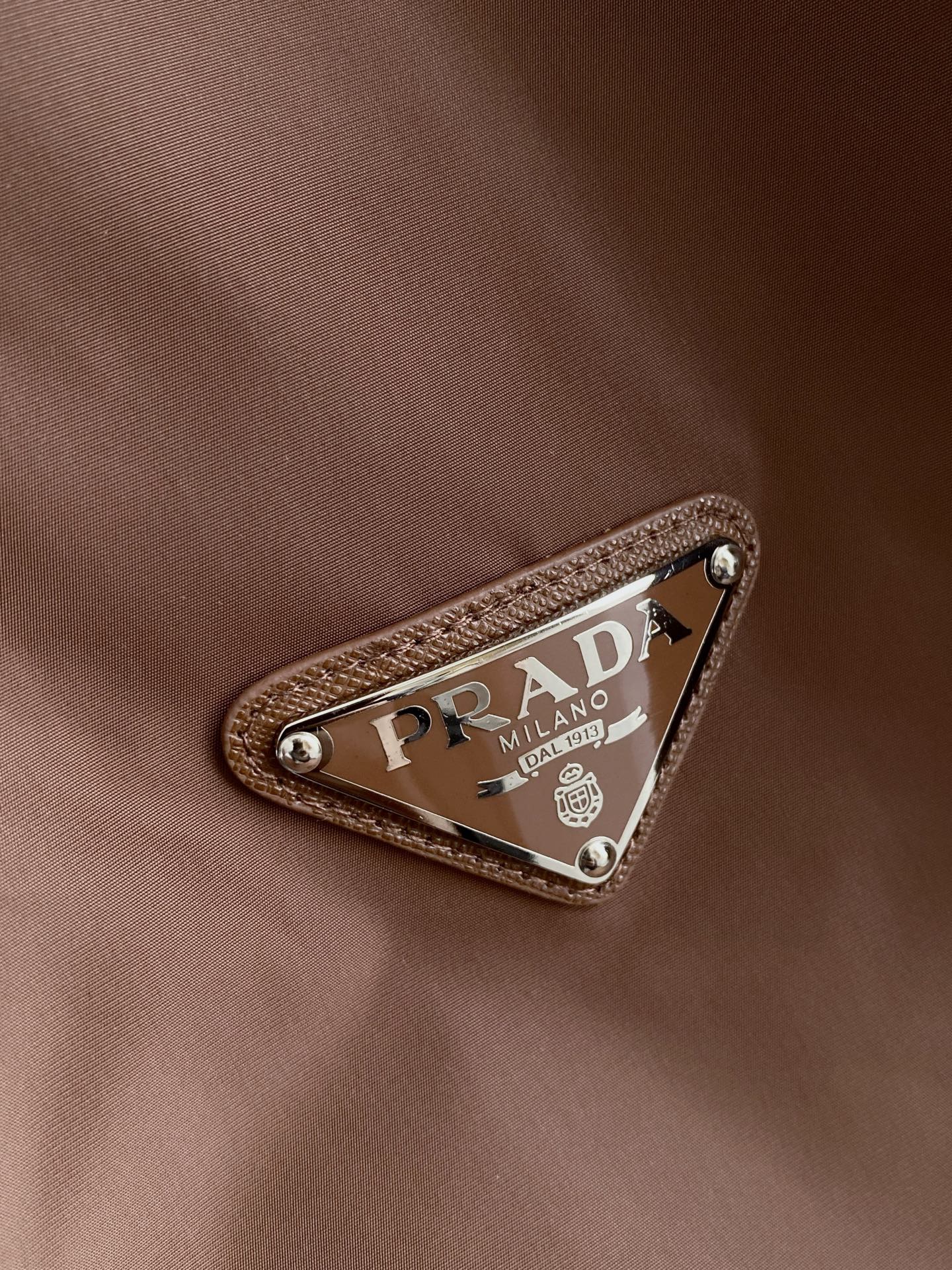 Prada 普拉达 2026ss春季新款连帽夹克外套全高端版本！高定专柜面料辅料，透气舒适度高，细节无可