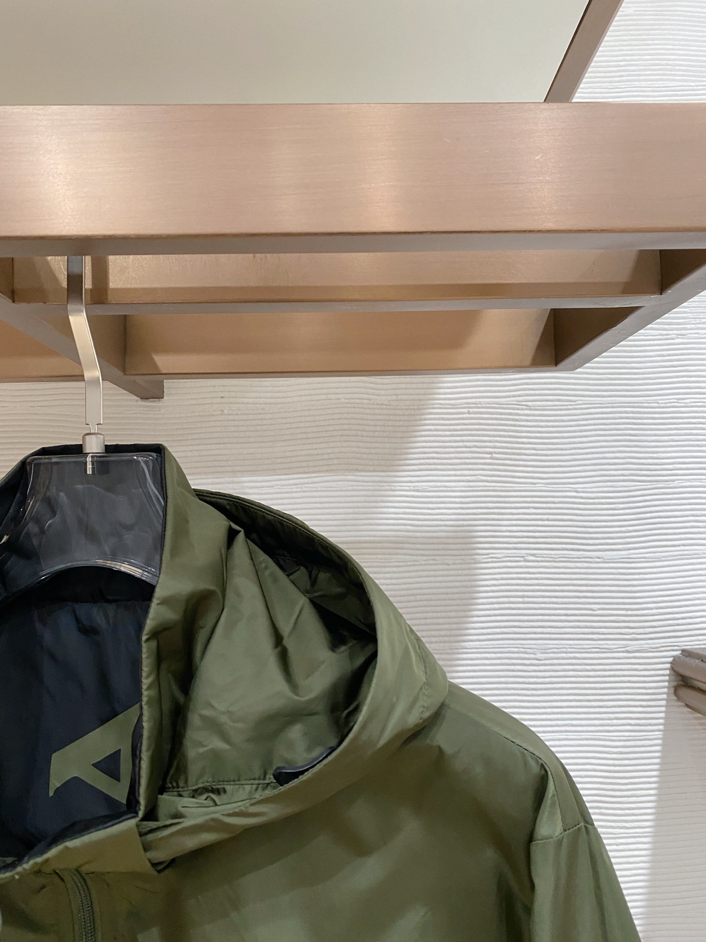 Prada 普拉达 2026ss春季新款连帽夹克外套全高端版本！高定专柜面料辅料，透气舒适度高，细节无可