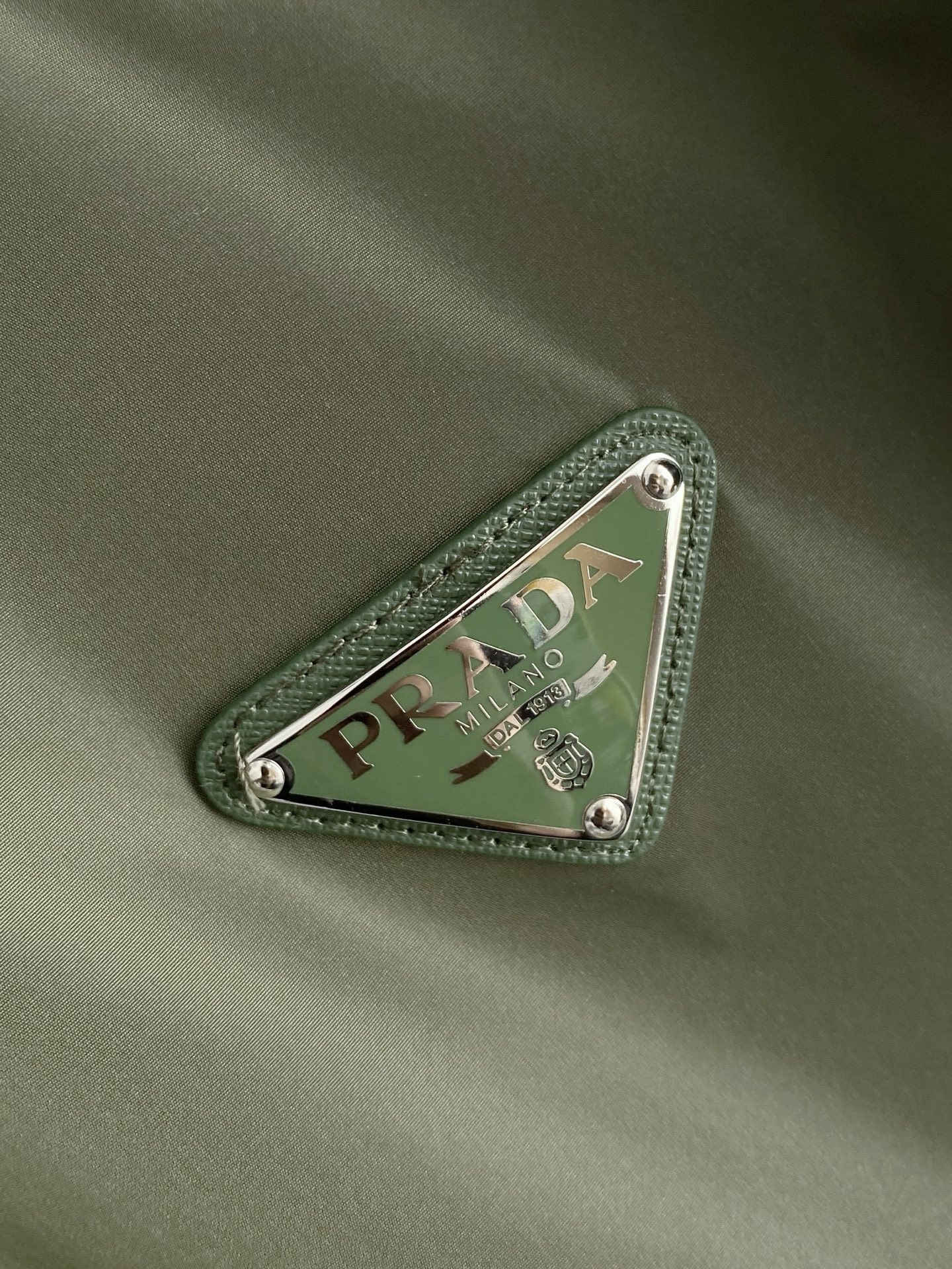 Prada 普拉达 2026ss春季新款连帽夹克外套全高端版本！高定专柜面料辅料，透气舒适度高，细节无可