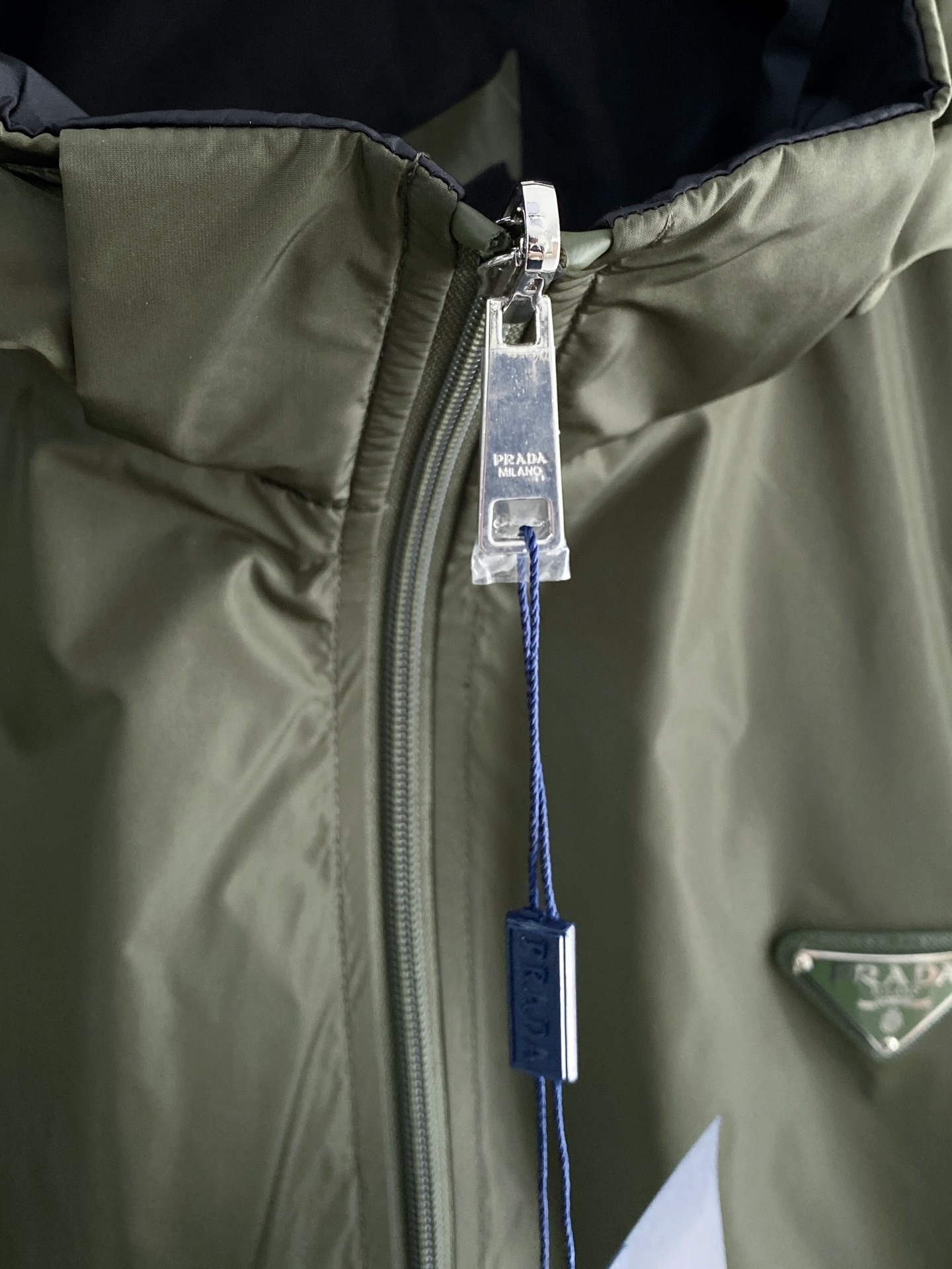 Prada 普拉达 2026ss春季新款连帽夹克外套全高端版本！高定专柜面料辅料，透气舒适度高，细节无可