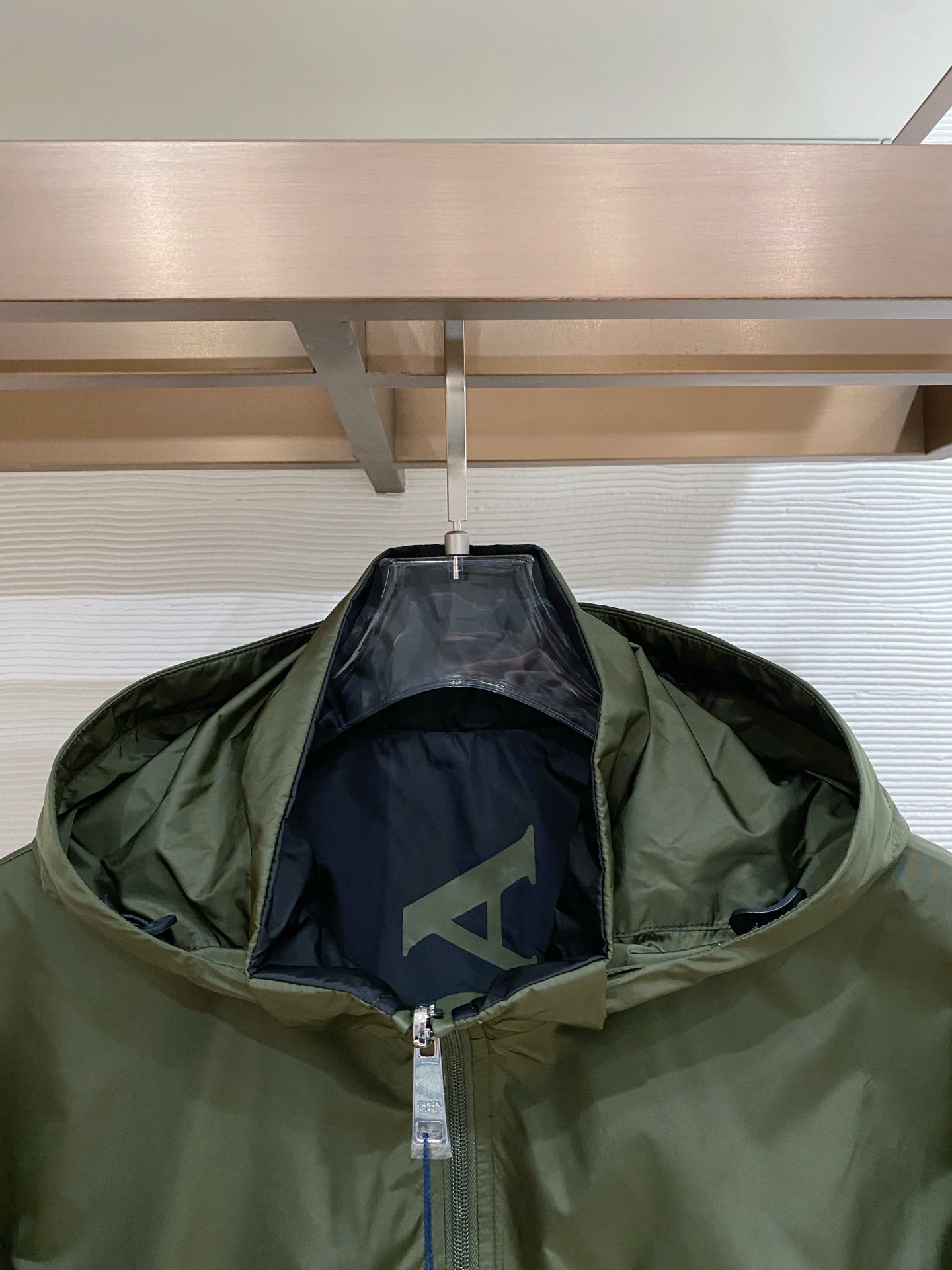 Prada 普拉达 2026ss春季新款连帽夹克外套全高端版本！高定专柜面料辅料，透气舒适度高，细节无可