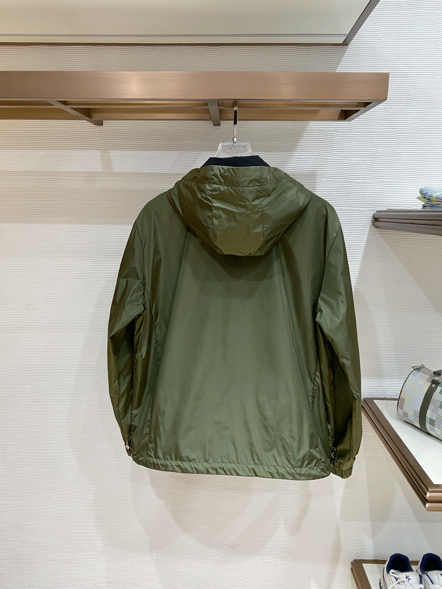 Prada 普拉达 2026ss春季新款连帽夹克外套全高端版本！高定专柜面料辅料，透气舒适度高，细节无可