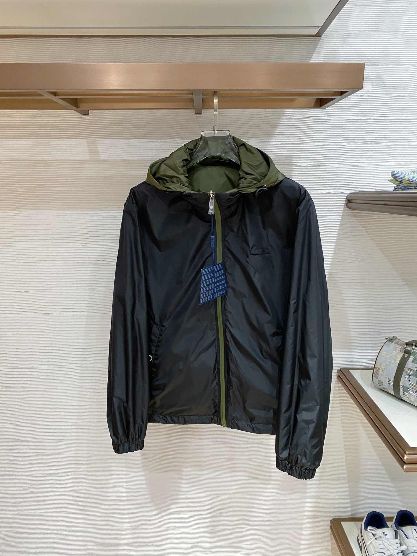 Prada 普拉达 2026ss春季新款连帽夹克外套全高端版本！高定专柜面料辅料，透气舒适度高，细节无可