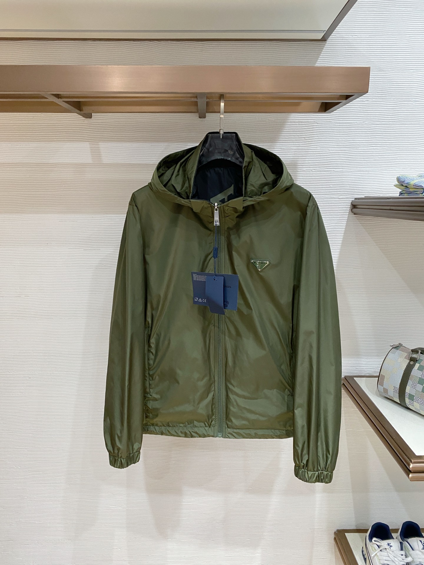 Prada 普拉达 2026ss春季新款连帽夹克外套全高端版本！高定专柜面料辅料，透气舒适度高，细节无可