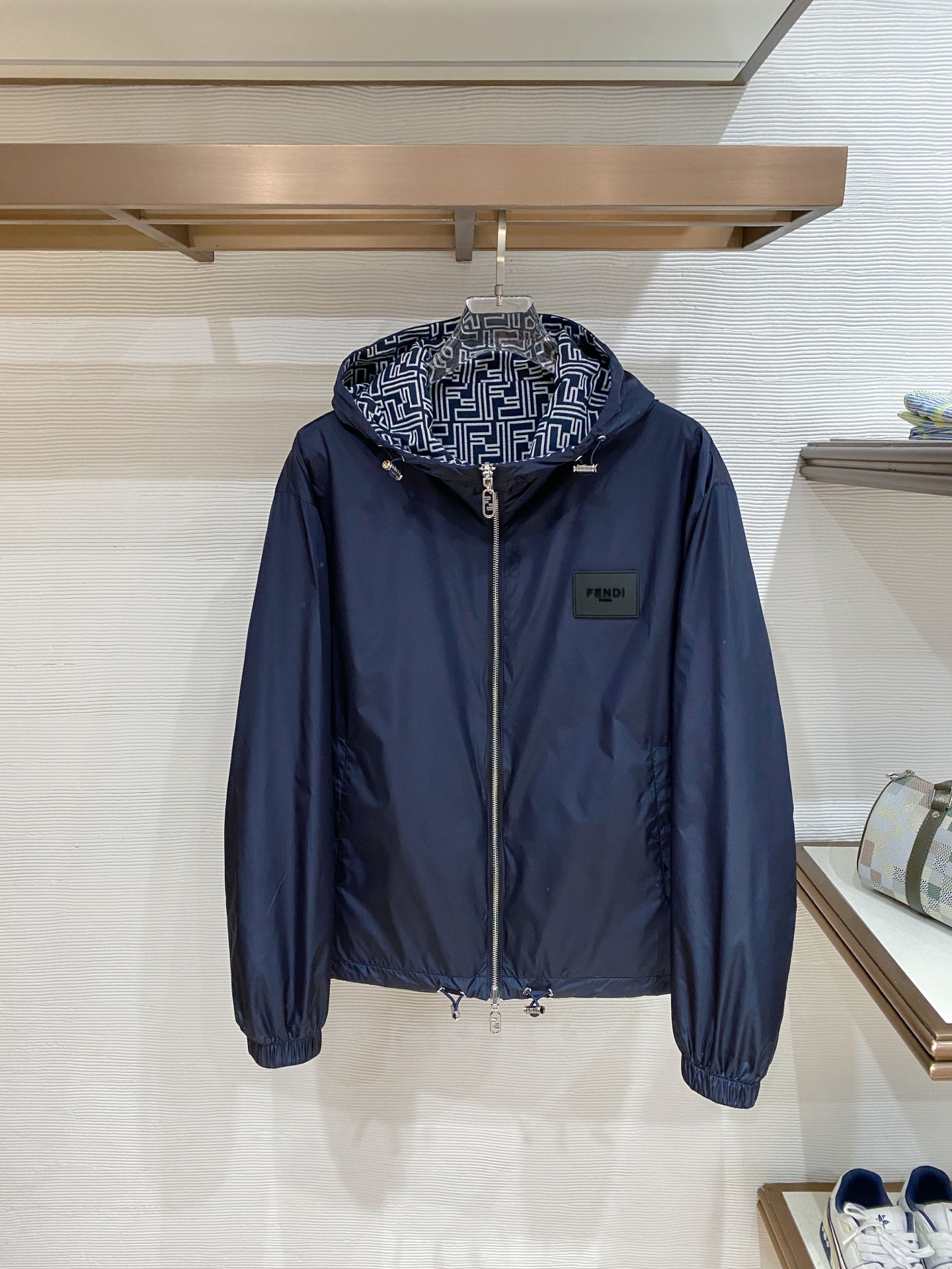 NO:758157,Fendi Fendi 2026 new hooded jacket spring jacket, double-sided wear, new release, top quality> (jacket series) is on sale simultaneously on the official website of the counter! All auxiliary materials are original custom-made and genuine orders from trading companies. Advanced custom-made imported fabrics are extracted from natural plant fibers. They are lighter and thinner than ordinary cotton fabrics. They feel soft and comfortable to wear. They are not easy to irritate the skin at all. The fabric has good hygroscopicity and breathability. Color is blue. Size: 48-56,,fendi,fendi,jackets & coats,jackets & coats,hats,19860909Fendi 芬迪 2026新款连帽夹克春装外套、双面可穿、新款发布、顶级品质>(夹克系列)专柜官网同步发售！辅料全部原版定制出品,贸易公司真品订单.高级定制进口面料,以天然植物纖維提炼出来,比一般棉织物轻薄 手感柔软,穿着舒适 完全不易有刺激皮肤 面料吸湿性、透气性良好 颜色蓝色 尺码: 48-56,,fendi,fendi,jackets & coats,jackets & coats,hats,,Men's clothing