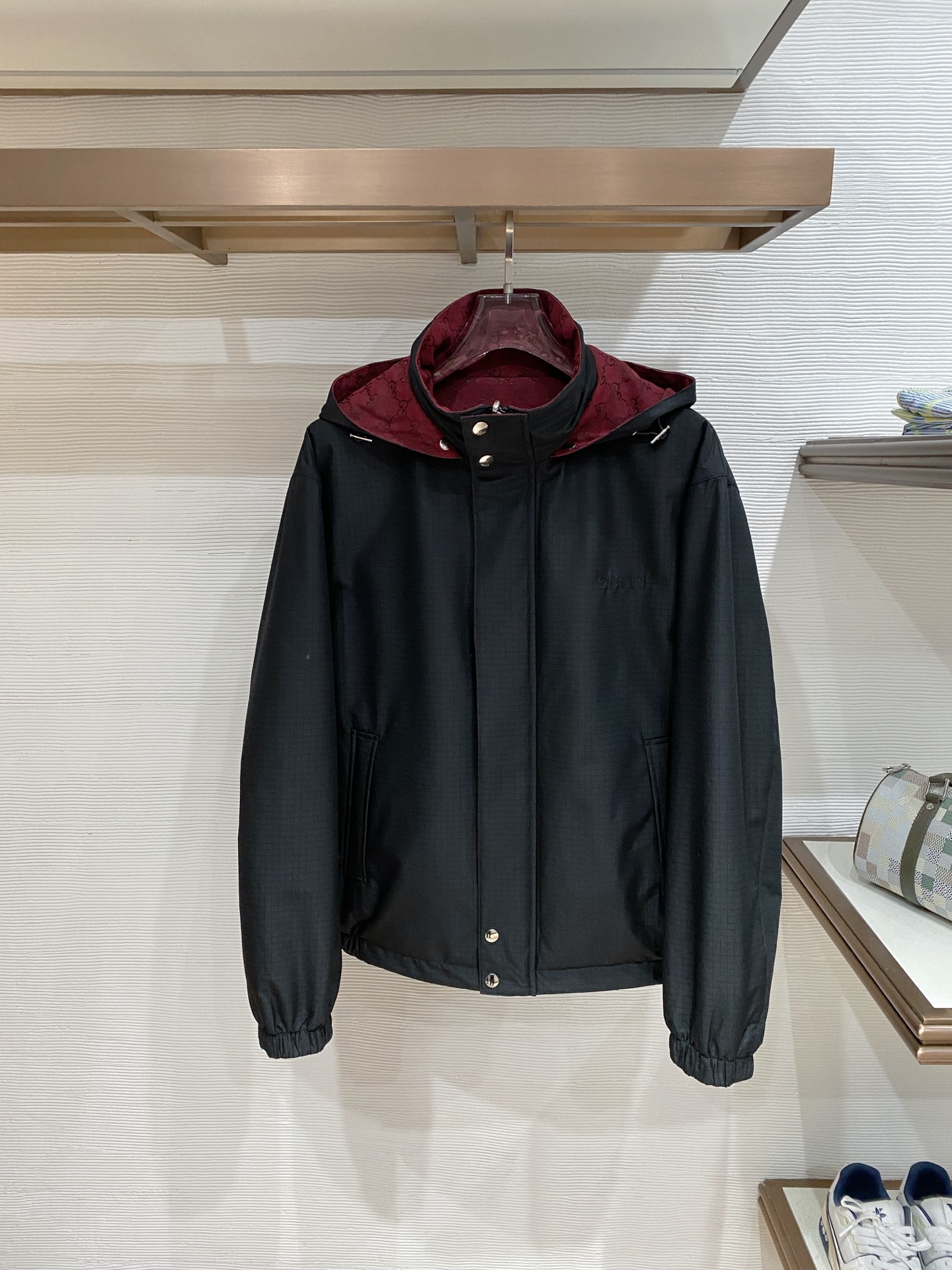 NO:758096,Gucci Gucci cotton 2026ss spring new stand collar jacket full high-end version!  Haute couture counter fabric accessories, high breathability and comfort, impeccable details, exquisite workmanship and complex craftsmanship, casual tailoring, awesome upper body shape, color black, code size 48-56,,gucci,jackets & coats,jackets & coats,19860909Gucci 古奇 加棉2026ss春季新款立领夹克外套 全高端版本！高定专柜面料辅料,透气舒适度高,细节无可挑剔,做工考究工艺复杂,呈现休闲裁剪,上身版型超赞 颜色黑色 码数48-56,,gucci,jackets & coats,jackets & coats,,Men's clothing