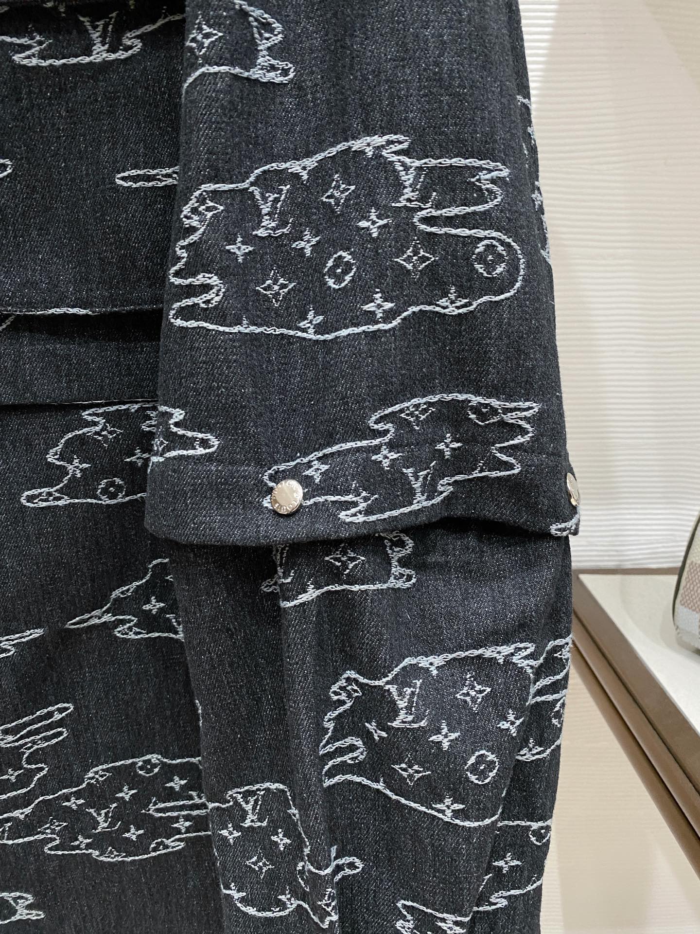 LV 2026ss春季新款夹克牛仔外套全高端版本！高定专柜面料辅料，透气舒适度高，细节无可挑剔，做工考究