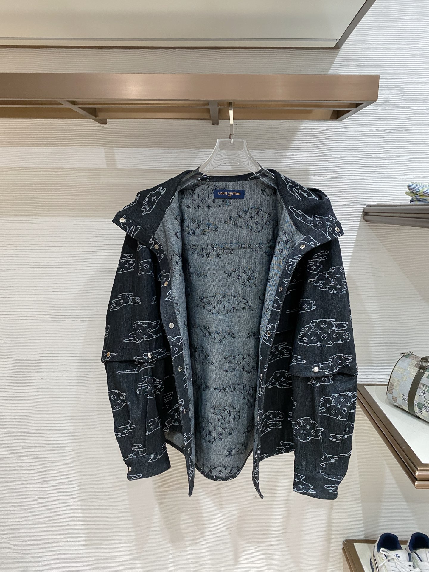 LV 2026ss春季新款夹克牛仔外套全高端版本！高定专柜面料辅料，透气舒适度高，细节无可挑剔，做工考究