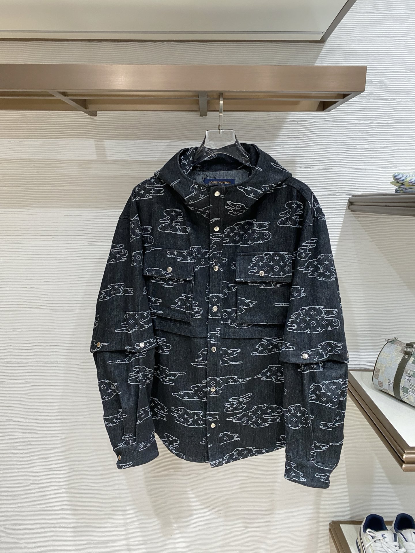 LV 2026ss春季新款夹克牛仔外套全高端版本！高定专柜面料辅料，透气舒适度高，细节无可挑剔，做工考究