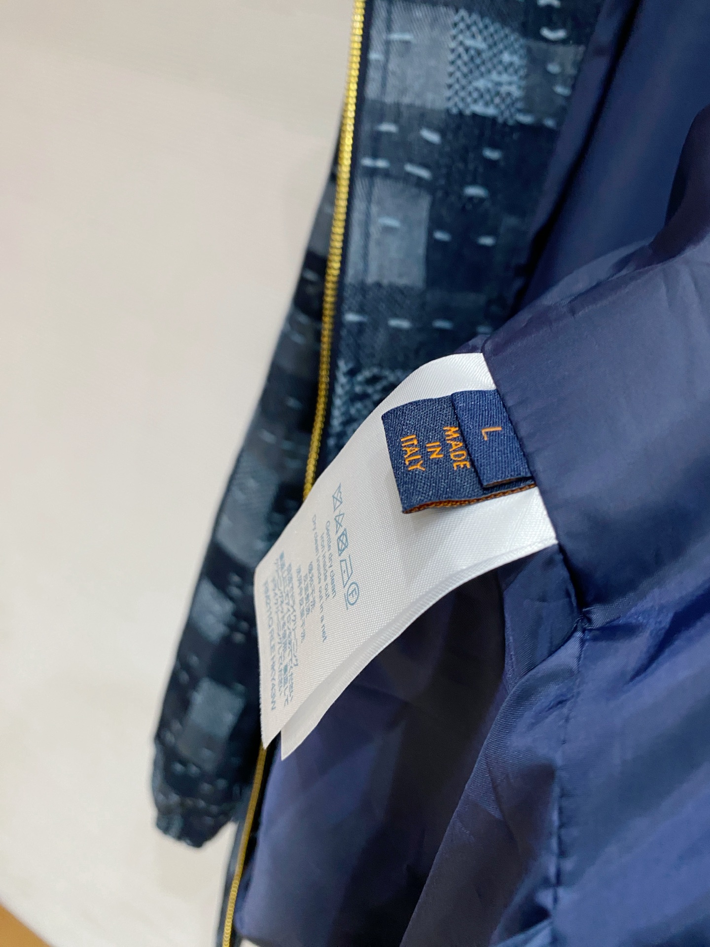 LV 2026ss春季新款夹克外套全高端版本！高定专柜面料辅料，透气舒适度高，细节无可挑剔，做工考究工艺