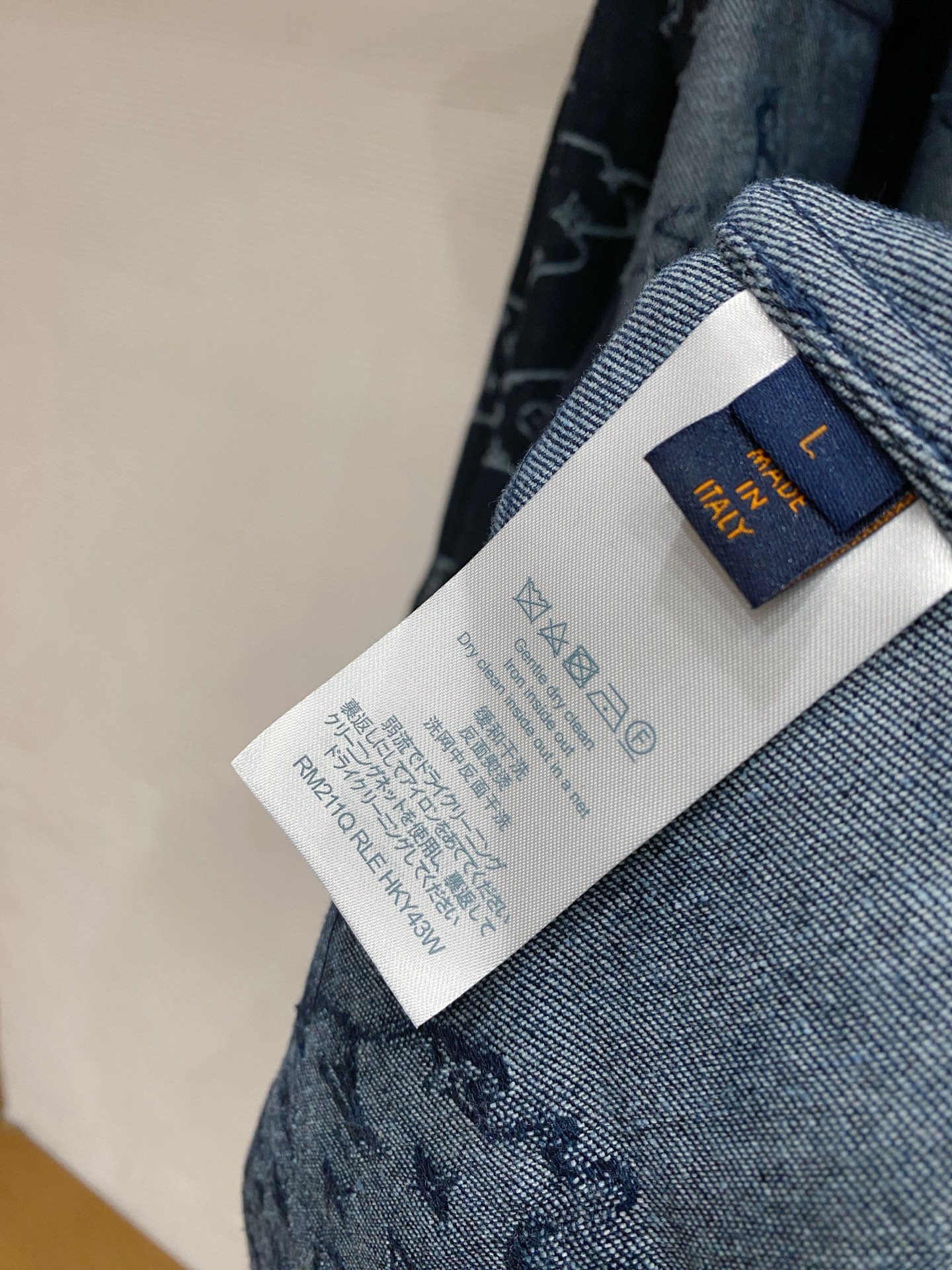 LV 2026ss春季新款夹克牛仔外套全高端版本！高定专柜面料辅料，透气舒适度高，细节无可挑剔，做工考究