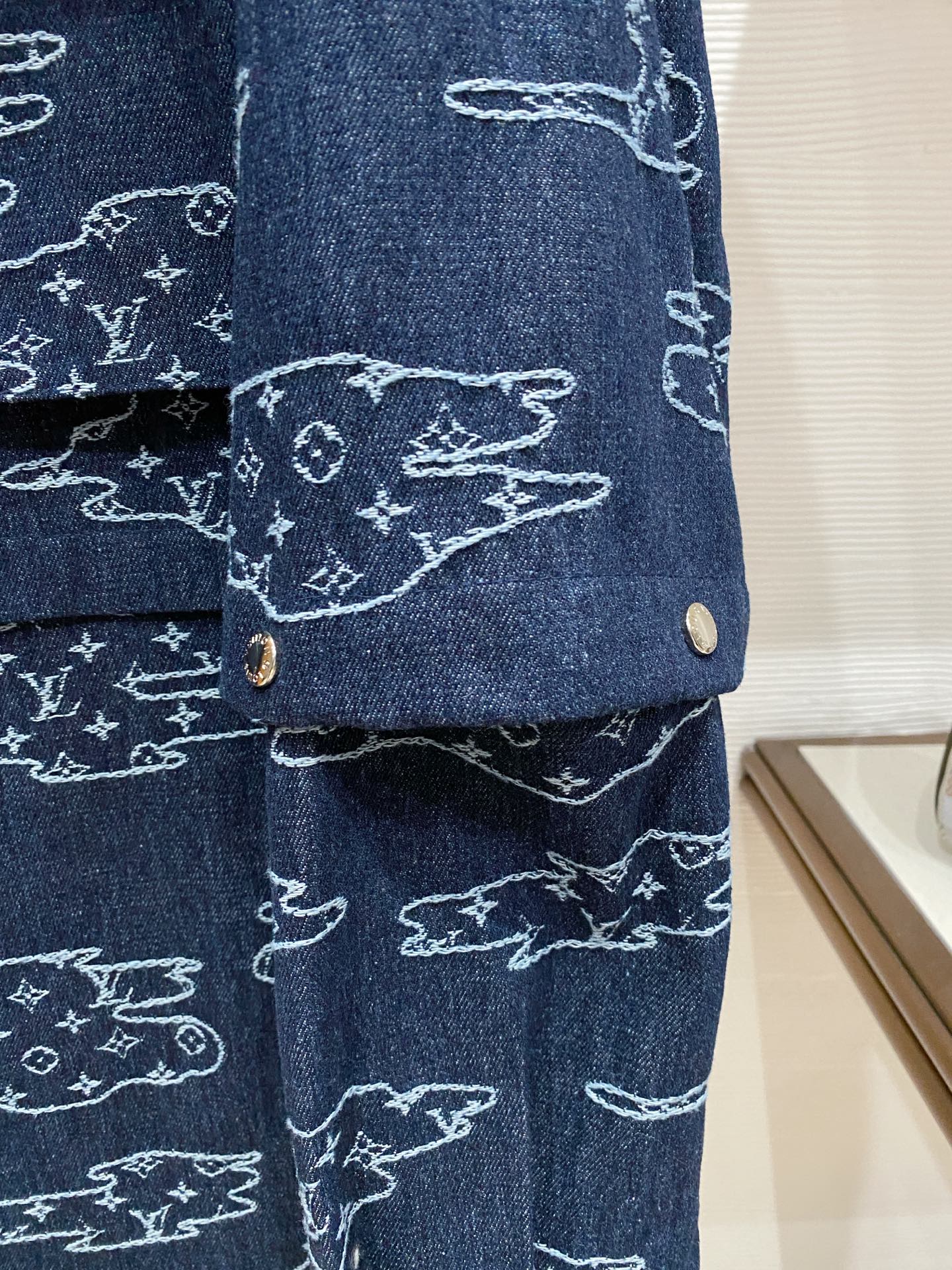 LV 2026ss春季新款夹克牛仔外套全高端版本！高定专柜面料辅料，透气舒适度高，细节无可挑剔，做工考究