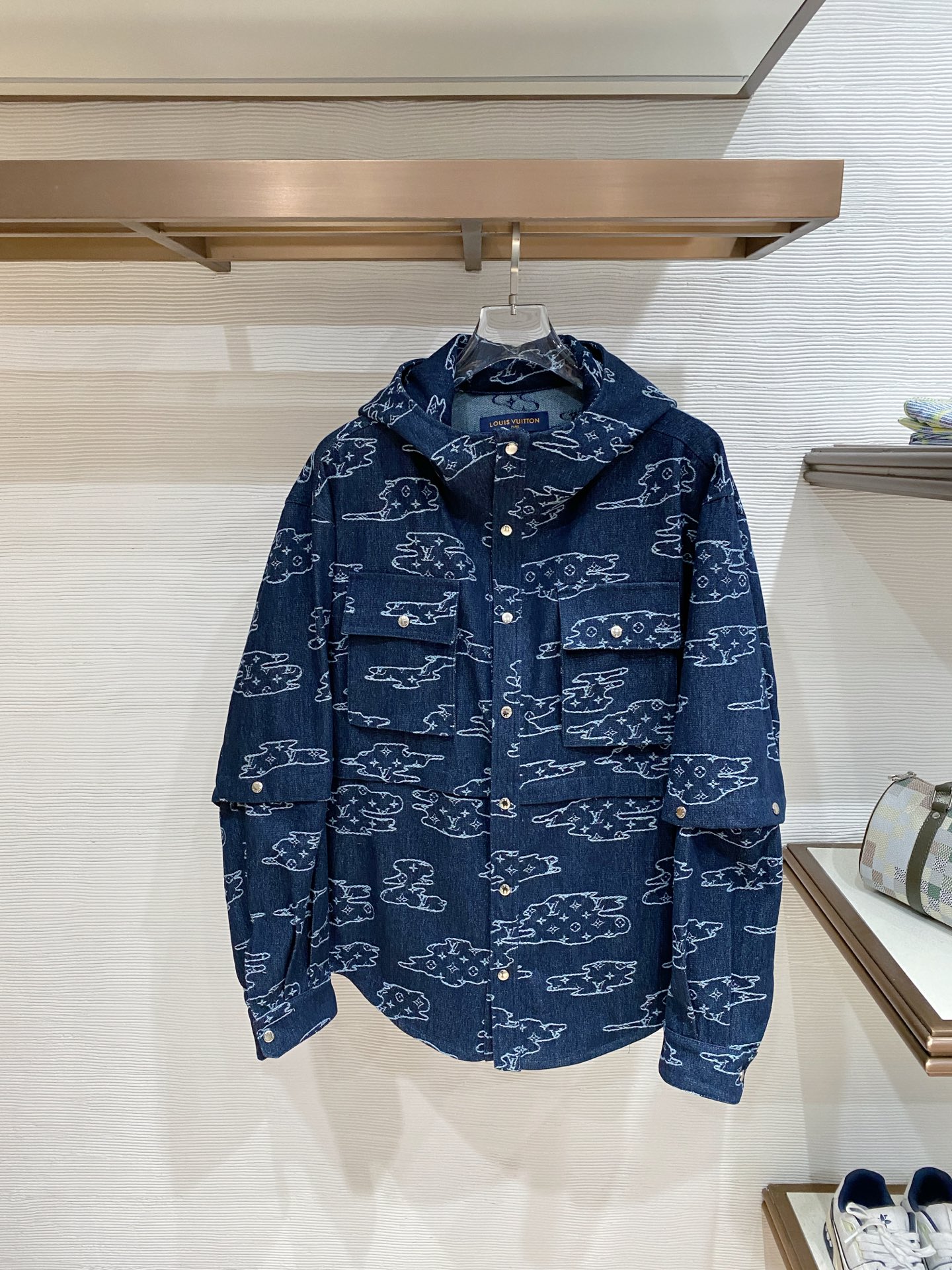 LV 2026ss春季新款夹克牛仔外套全高端版本！高定专柜面料辅料，透气舒适度高，细节无可挑剔，做工考究