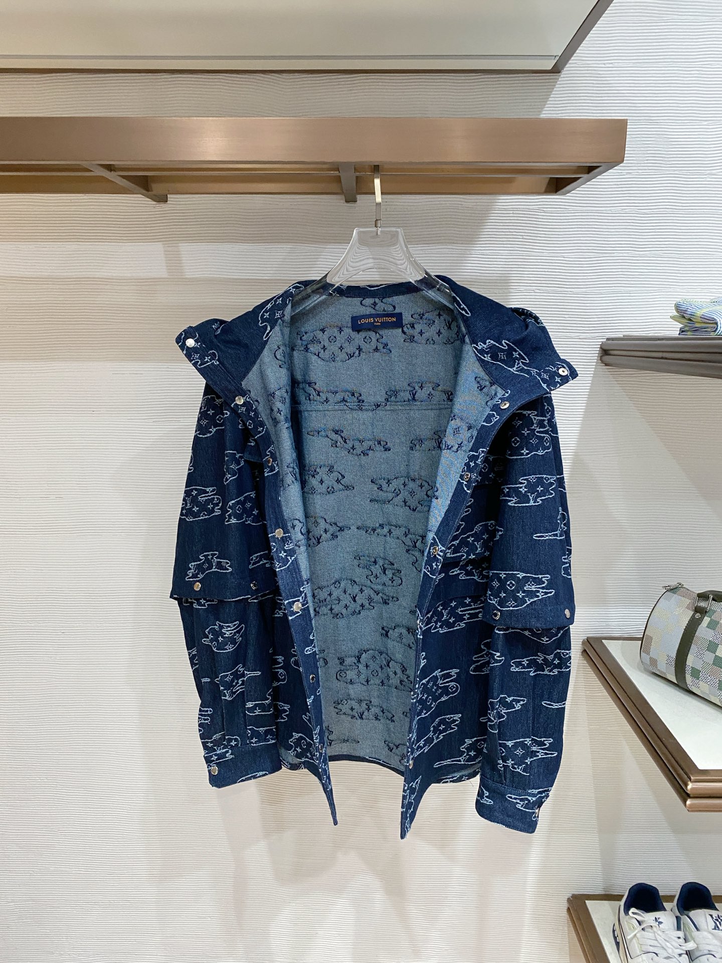LV 2026ss春季新款夹克牛仔外套全高端版本！高定专柜面料辅料，透气舒适度高，细节无可挑剔，做工考究