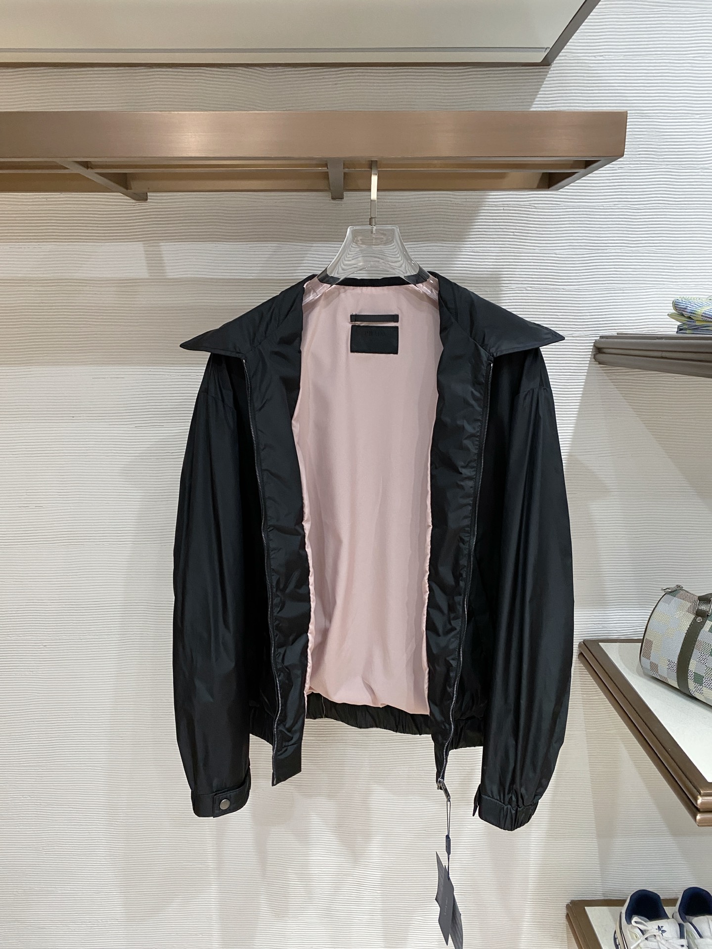 Prada 普拉达 2026ss春季新款翻领夹克外套全高端版本！高定专柜面料辅料，透气舒适度高，细节无可