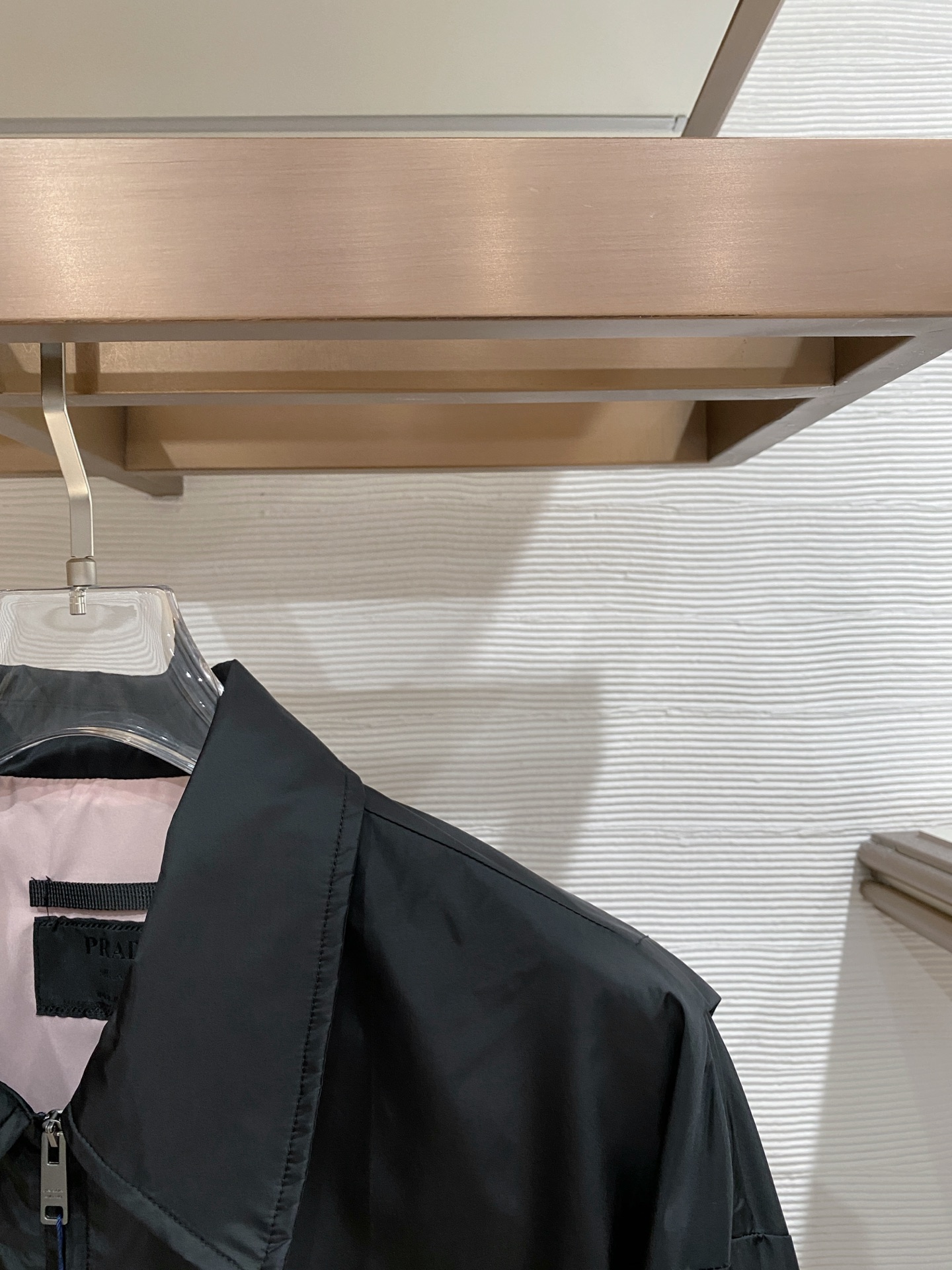 Prada 普拉达 2026ss春季新款翻领夹克外套全高端版本！高定专柜面料辅料，透气舒适度高，细节无可