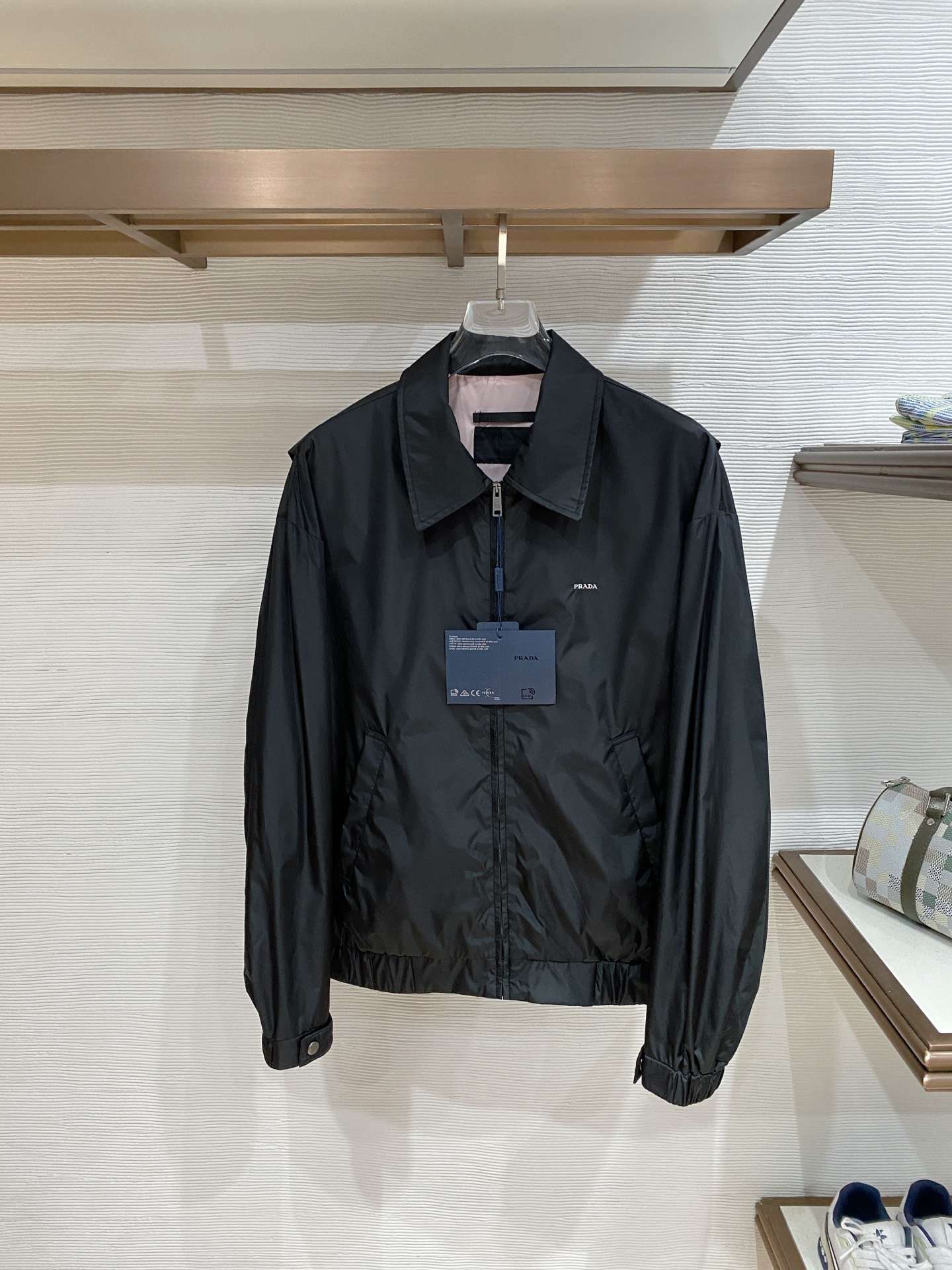 Prada 普拉达 2026ss春季新款翻领夹克外套全高端版本！高定专柜面料辅料，透气舒适度高，细节无可