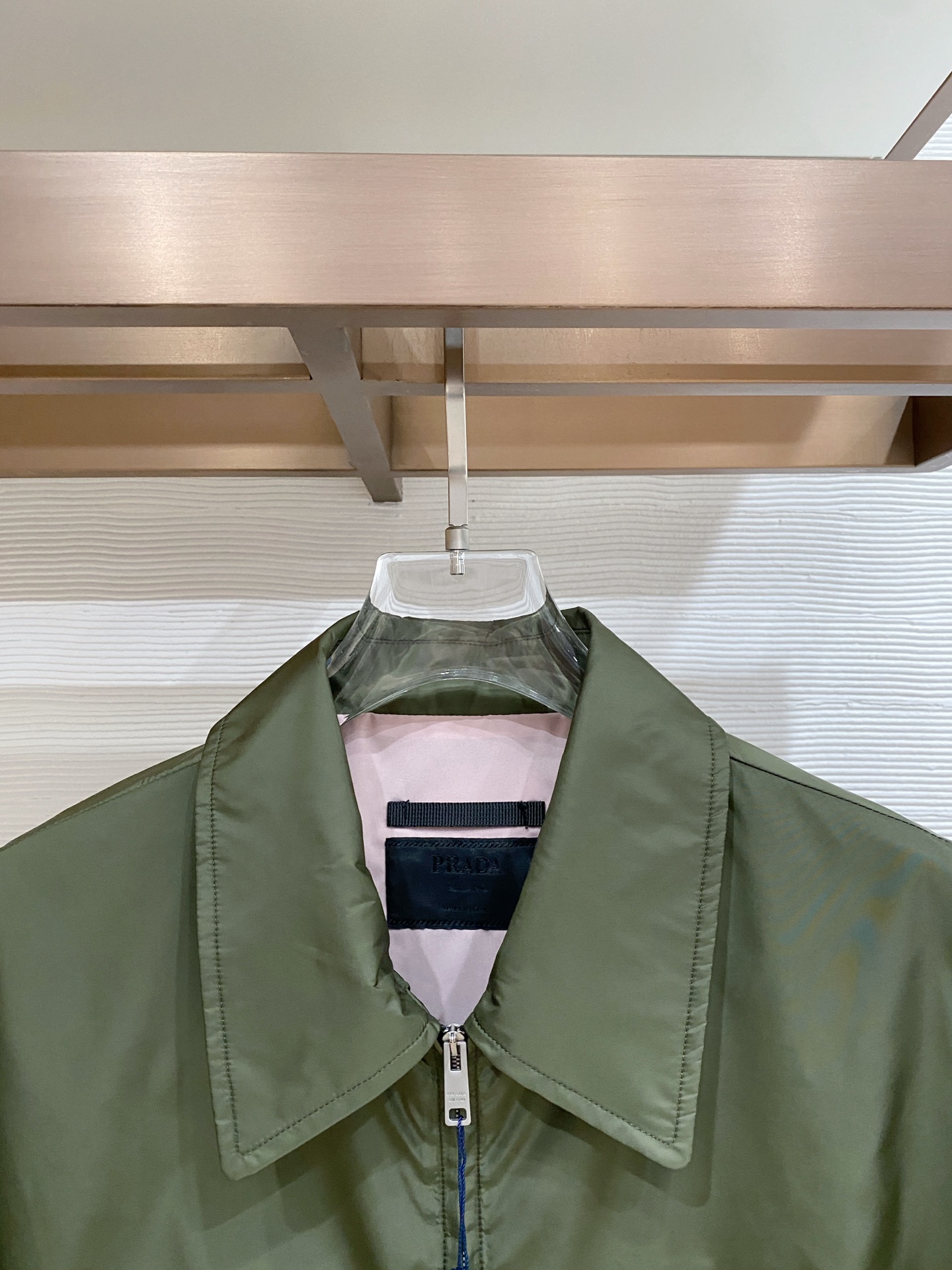 Prada 普拉达 2026ss春季新款翻领夹克外套全高端版本！高定专柜面料辅料，透气舒适度高，细节无可