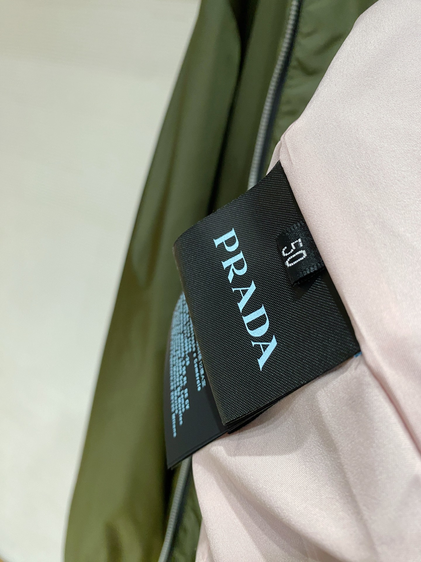 Prada 普拉达 2026ss春季新款翻领夹克外套全高端版本！高定专柜面料辅料，透气舒适度高，细节无可