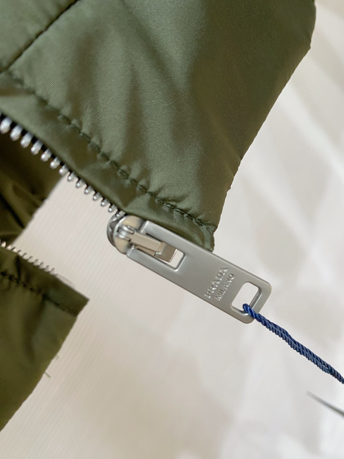 Prada 普拉达 2026ss春季新款翻领夹克外套全高端版本！高定专柜面料辅料，透气舒适度高，细节无可