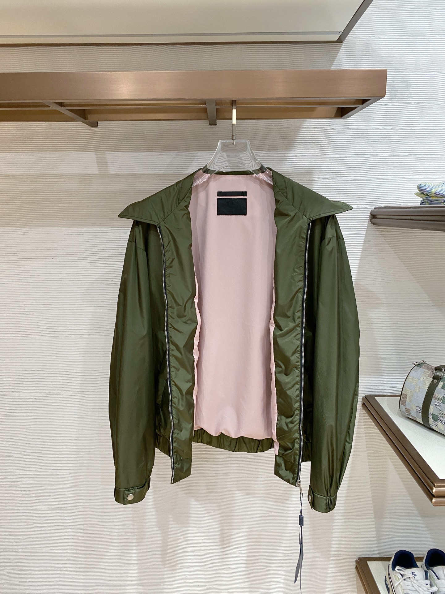 Prada 普拉达 2026ss春季新款翻领夹克外套全高端版本！高定专柜面料辅料，透气舒适度高，细节无可