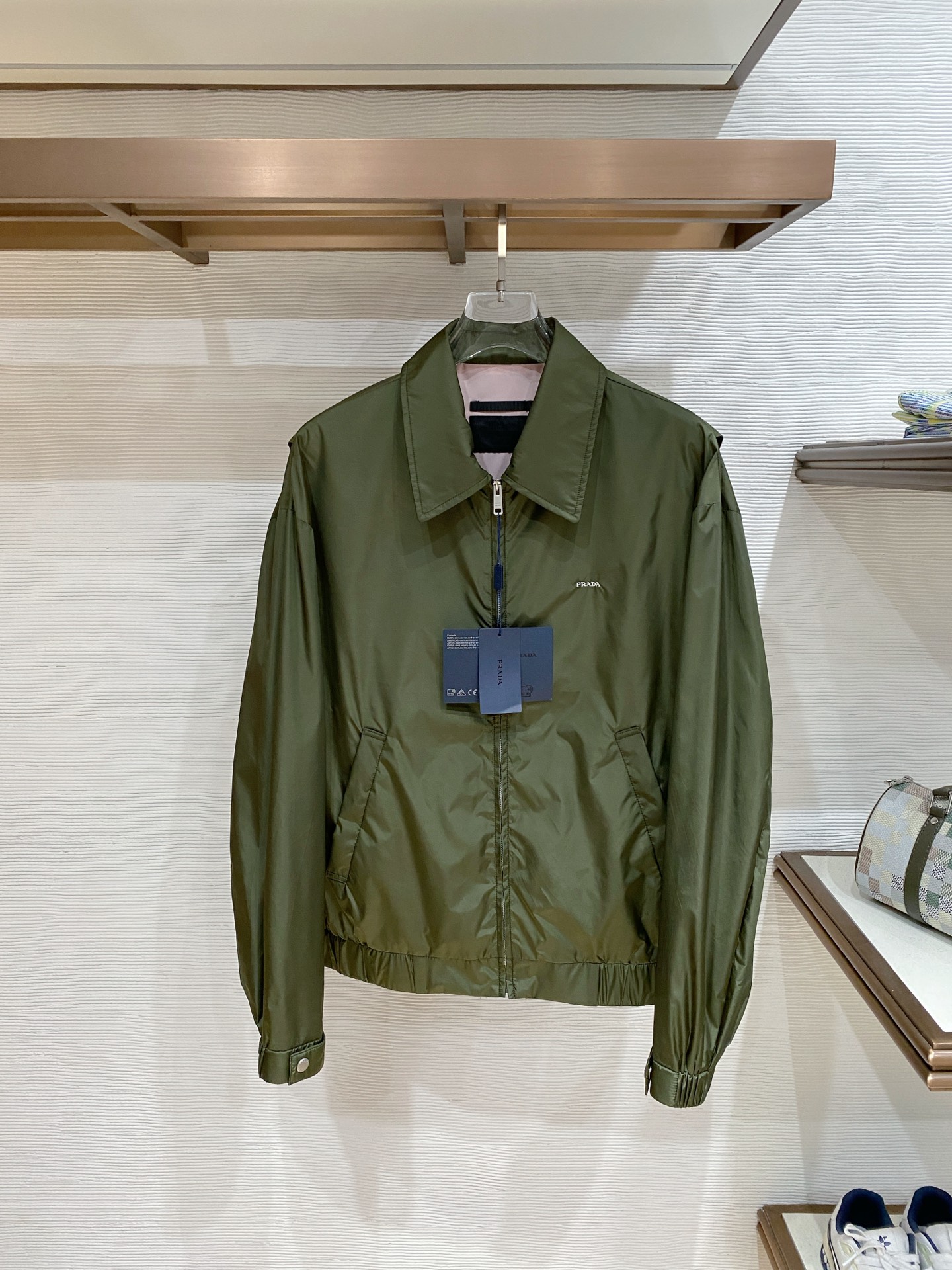 NO:758103,Prada Prada 2026ss spring new lapel jacket full high-end version!  Haute couture counter fabric accessories, high breathability and comfort, impeccable details, exquisite workmanship and complex craftsmanship, casual tailoring, awesome upper body shape, color black, green, size 48-60, equivalent to M-5XL,, prada, prada, jackets & coats, jackets & coats,19860909Prada 普拉达 2026ss春季新款翻领夹克外套 全高端版本！高定专柜面料辅料,透气舒适度高,细节无可挑剔,做工考究工艺复杂,呈现休闲裁剪,上身版型超赞 颜色黑色 绿色 码数48-60相当于M-5XL,,prada,prada,jackets & coats,jackets & coats,,Men's clothing