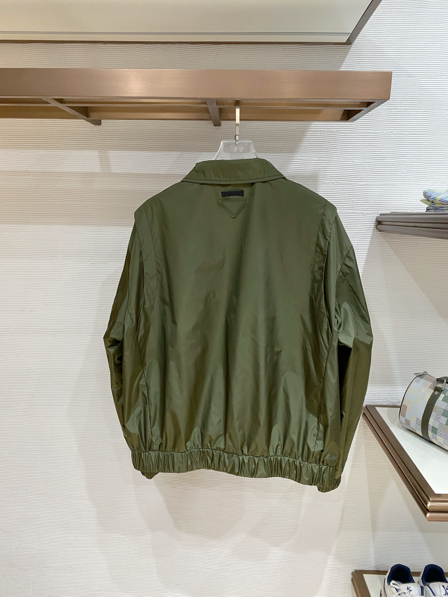 Prada 普拉达 2026ss春季新款翻领夹克外套全高端版本！高定专柜面料辅料，透气舒适度高，细节无可